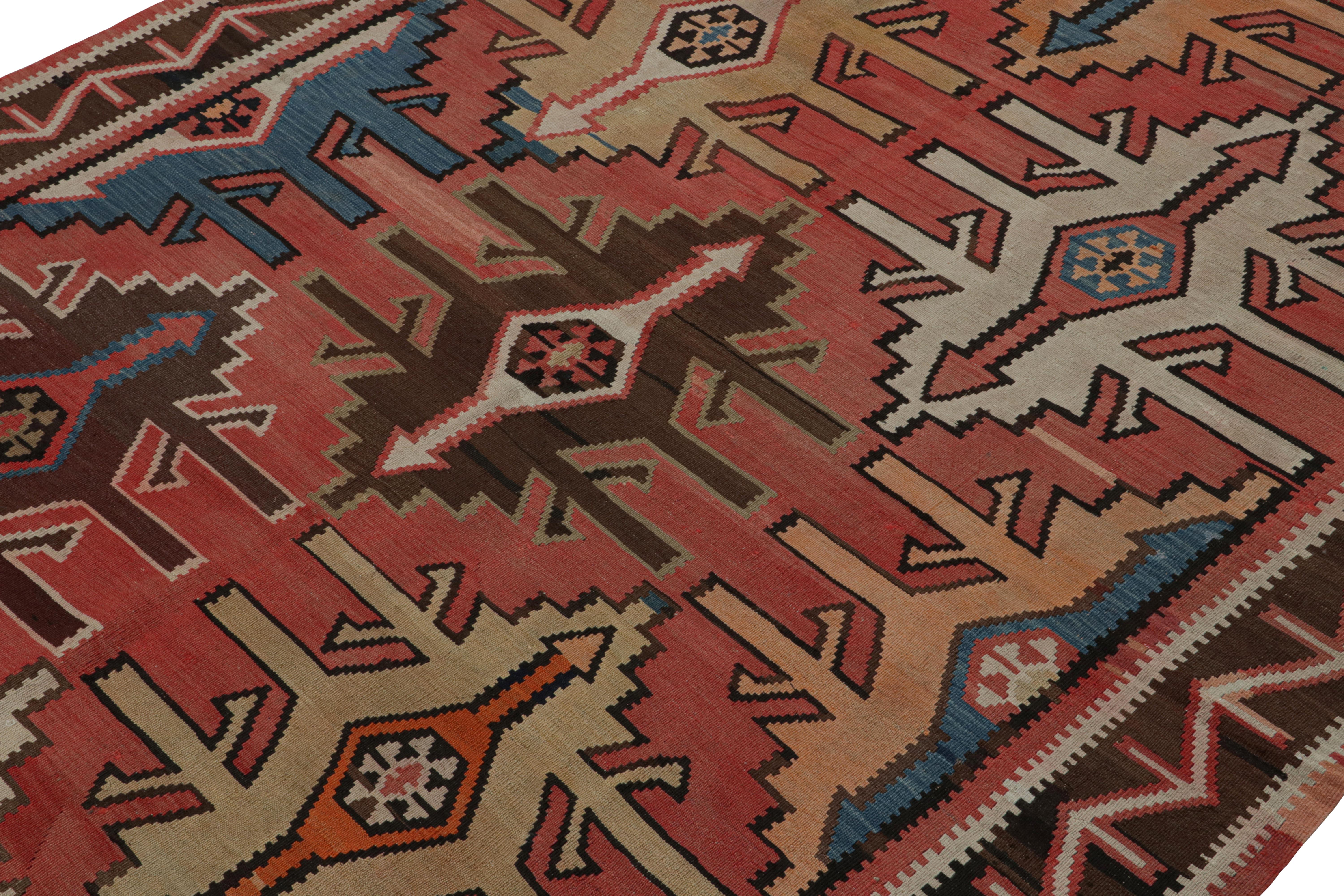 Tribale Kilim persiano d'epoca in rosso con motivi policromatici, da Rug & Kilim in vendita