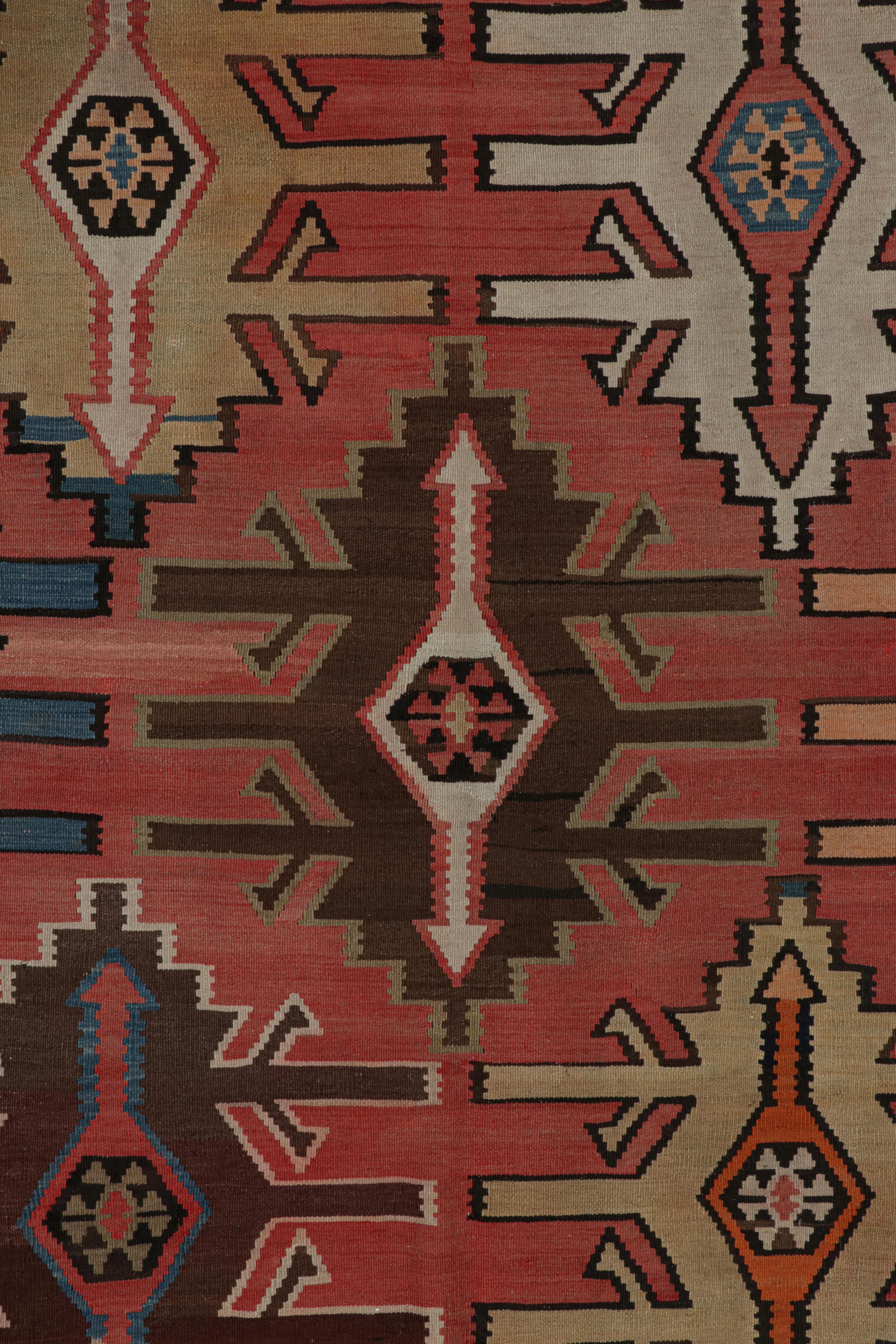 Tessuto a mano Kilim persiano d'epoca in rosso con motivi policromatici, da Rug & Kilim in vendita