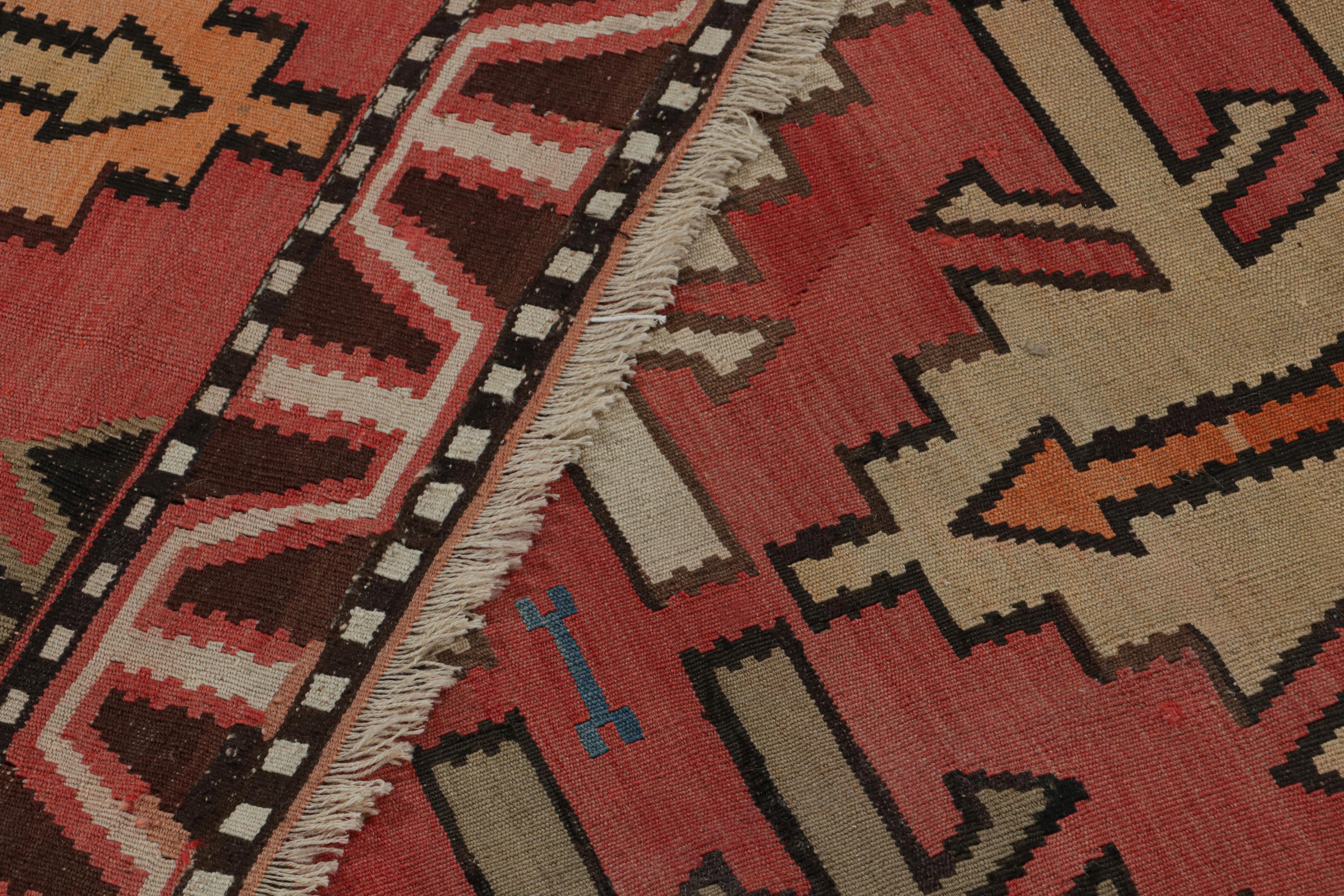 Kilim persiano d'epoca in rosso con motivi policromatici, da Rug & Kilim In condizioni buone in vendita a Long Island City, NY