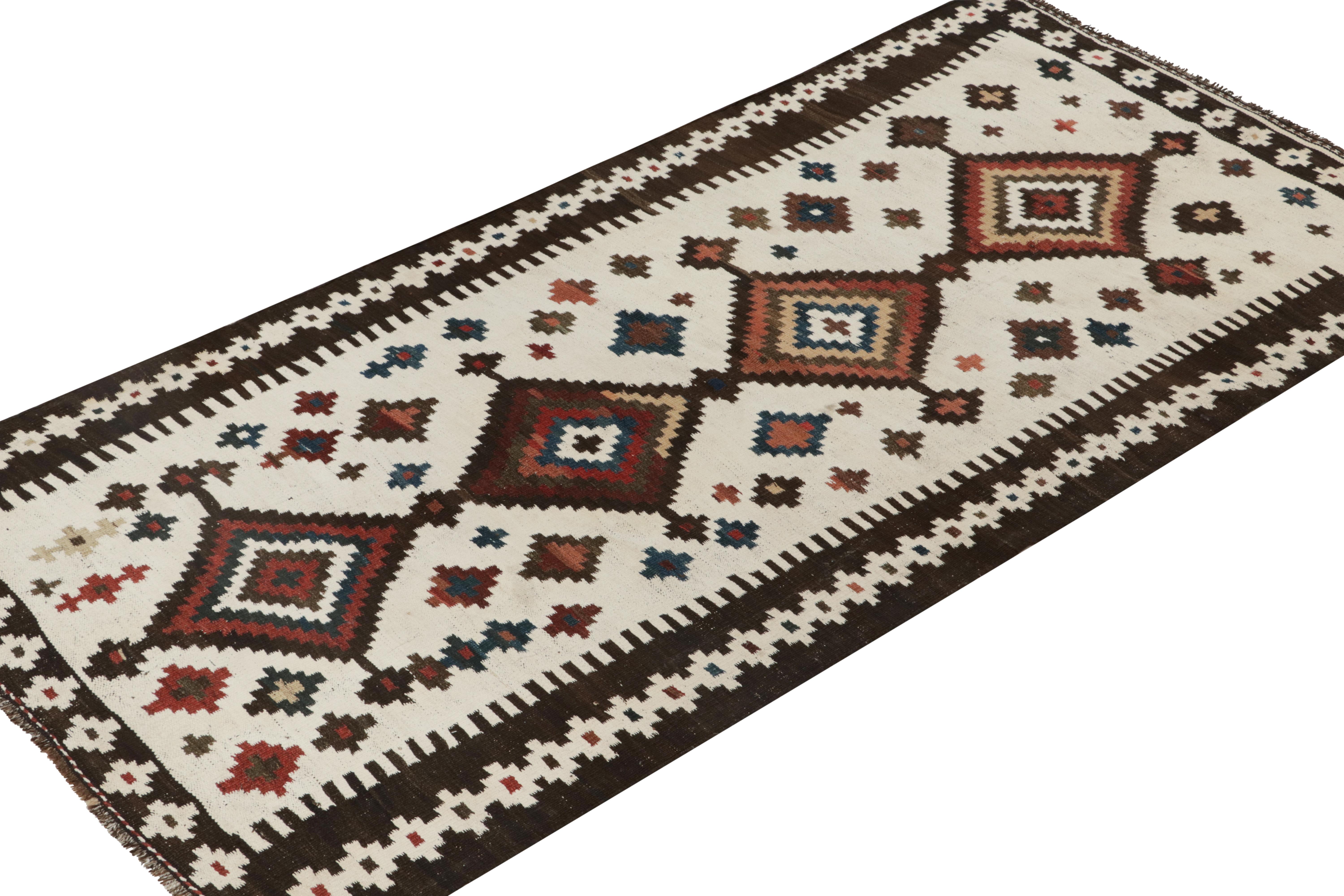 Tribal Tapis Kilim persan vintage blanc avec motifs de médaillons bruns par Kilim en vente