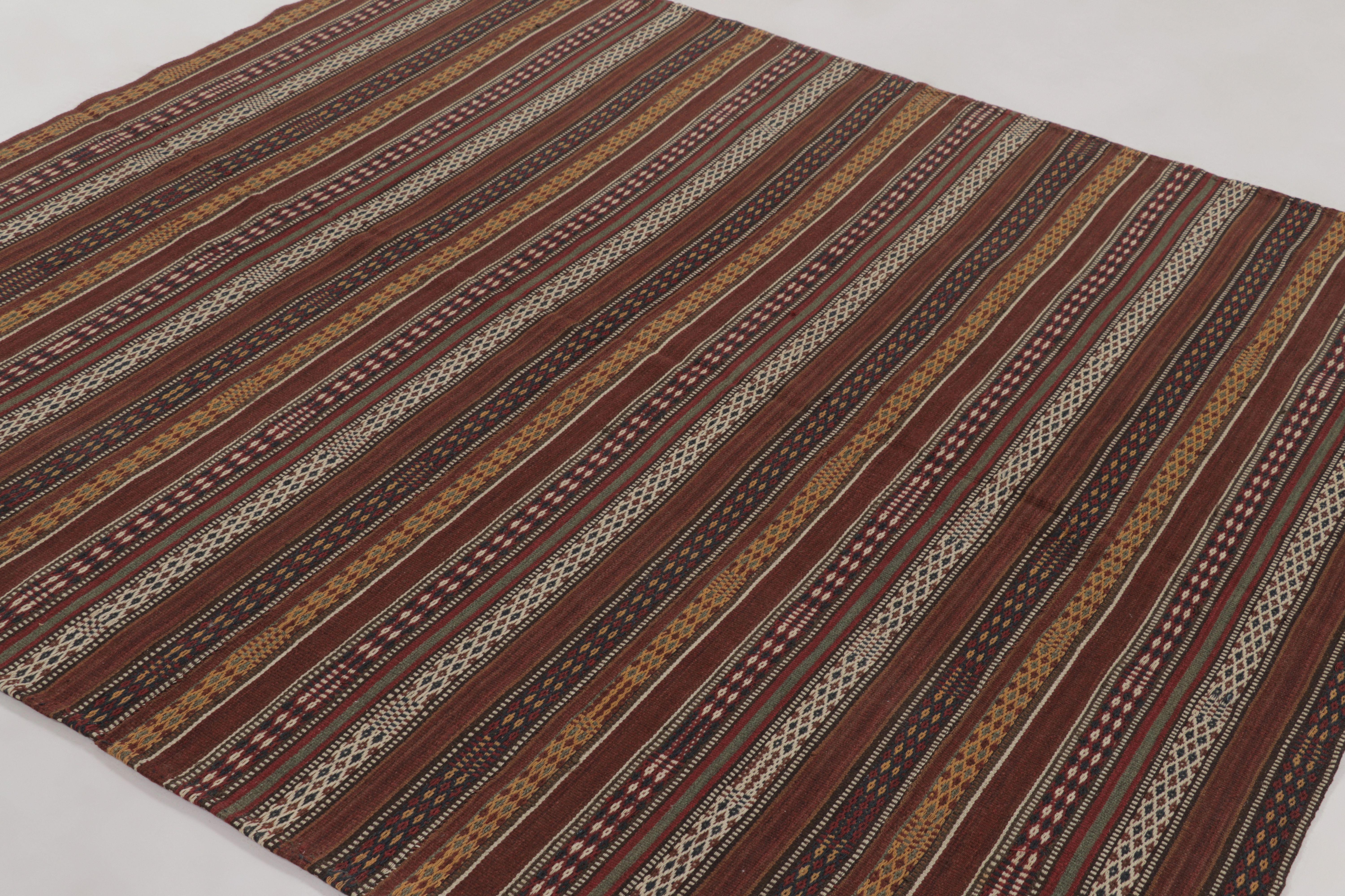 Perse Vintage Persian Kilim, Polychromatic Stripes with Geometric Motifs - Rug & Kilim en vente