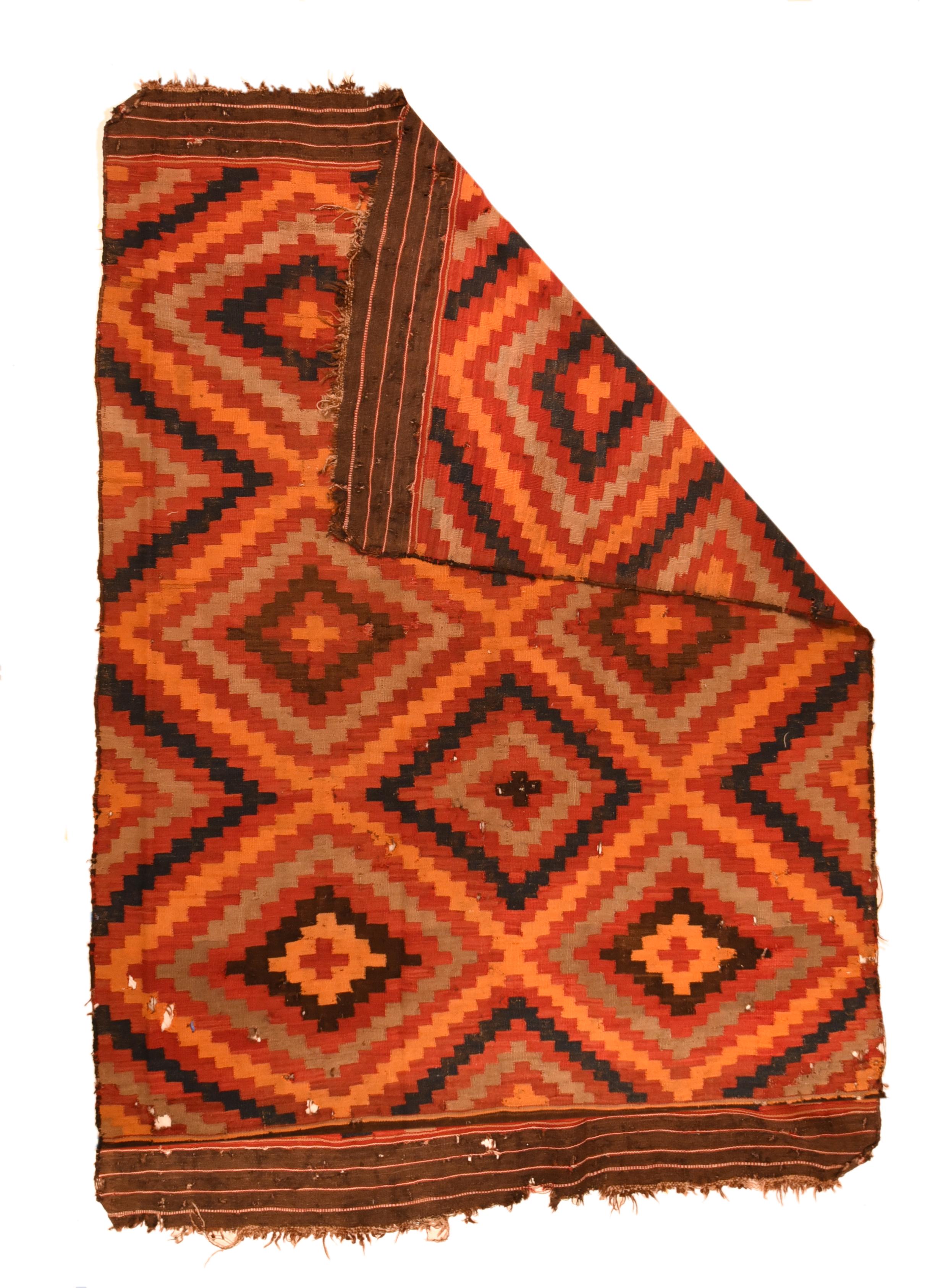 Vintage Persian Kilim Rug 5'4'' x 7'8''.  Das Muster aus großen, gestuften und ineinander verschachtelten Rauten in Marine, Mandarine, Rostrot und Grün wird durch keine Bordüren eingeschränkt. Nirgendwo Ecru oder Elfenbein. Breite braun gestreifte