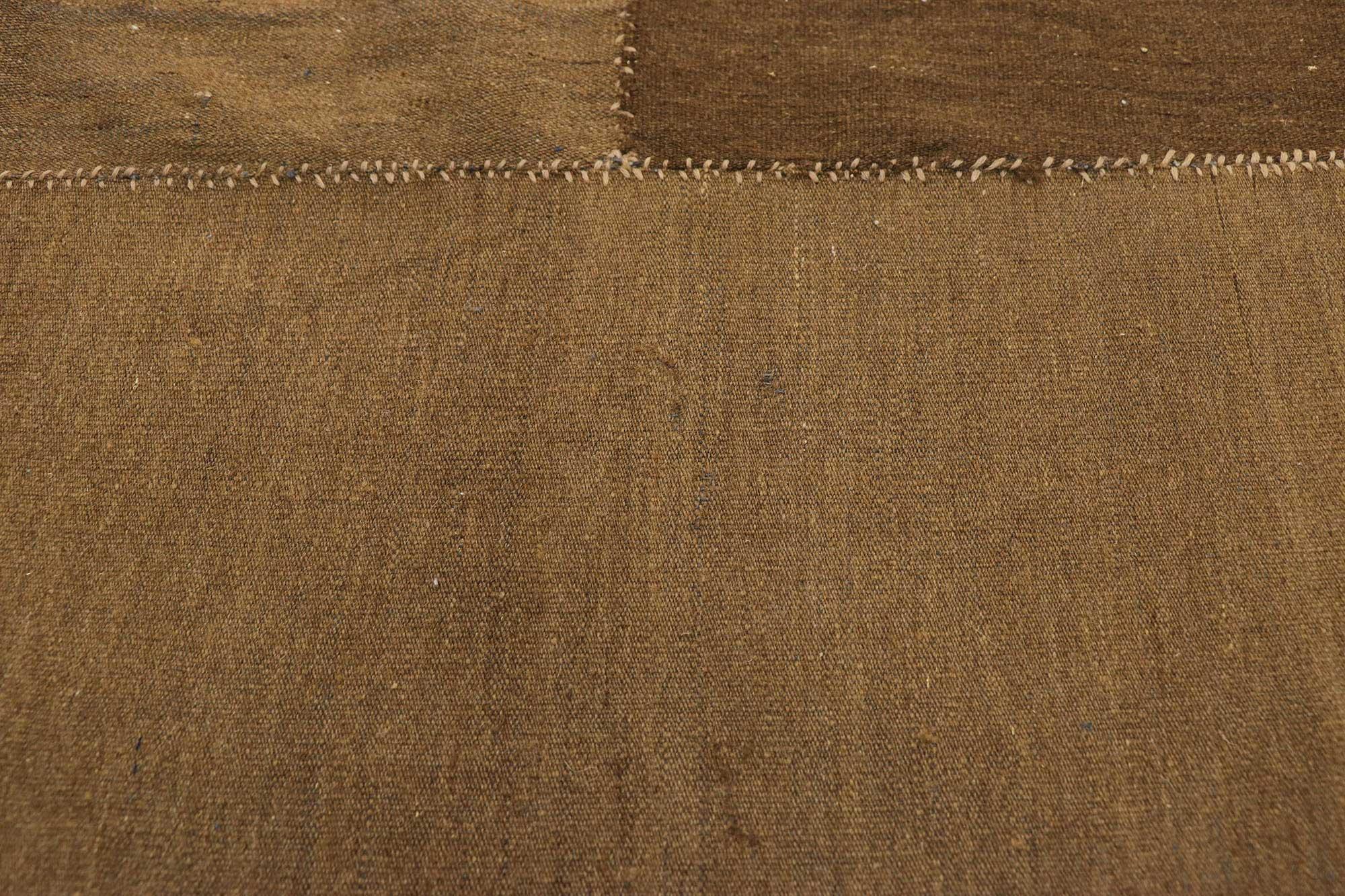 Erdfarbener persischer Mazandaran-Kilim-Teppich aus den 1940er Jahren im modernen Stil im Angebot 1