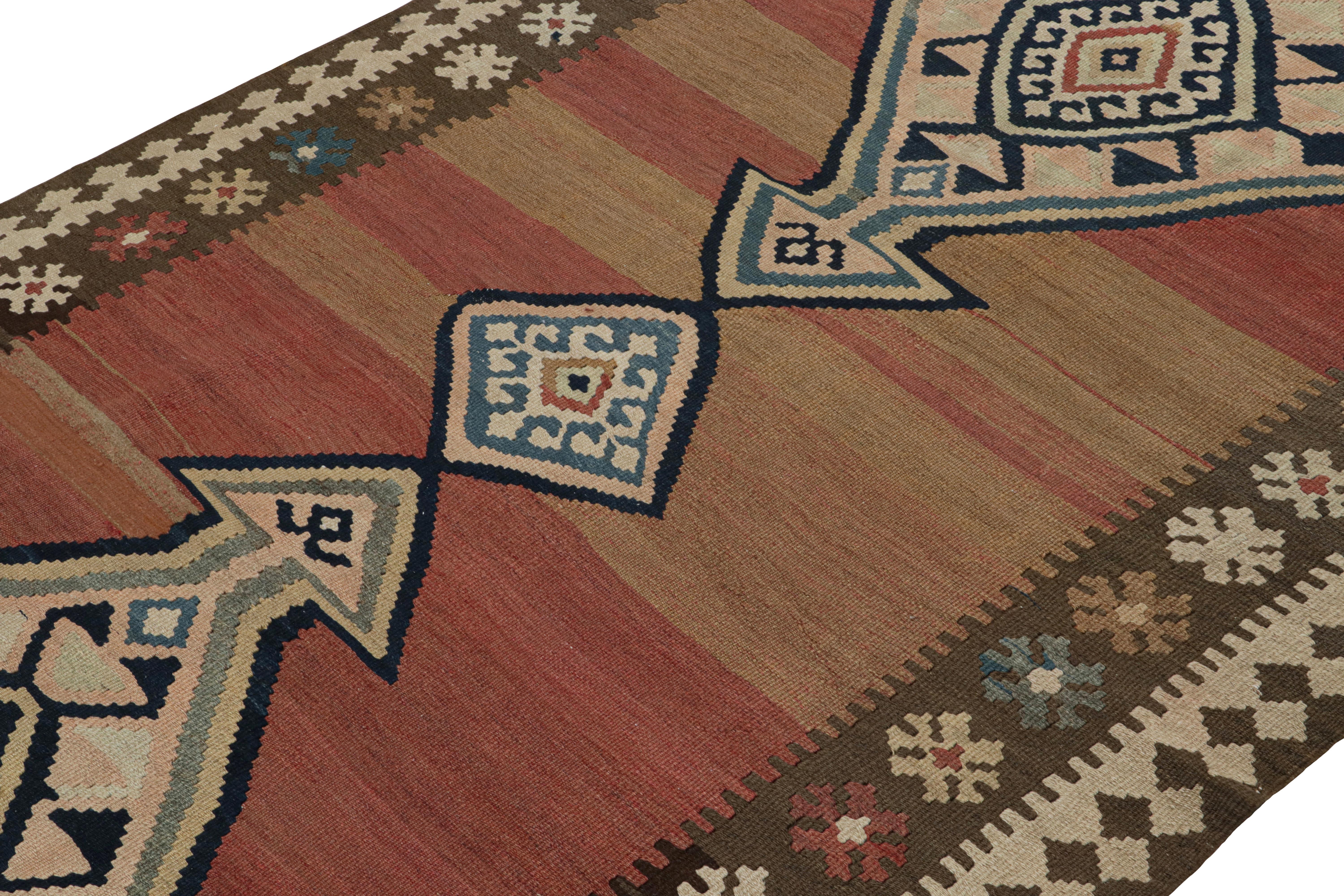 Alfombra vintage persa Kilim con motivos tribales marrón, rojo y azul by Rug & Kilim Afgano en venta
