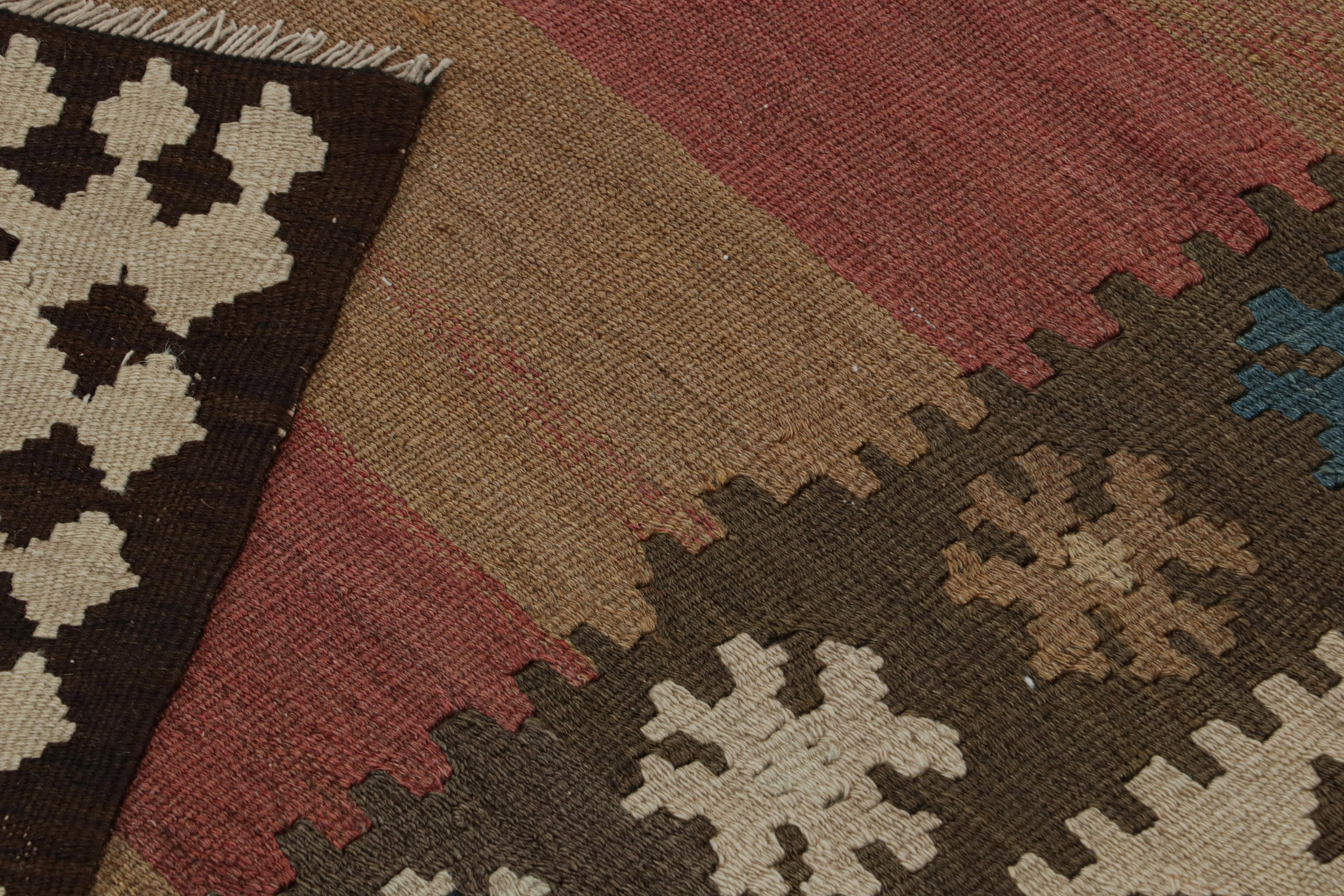 Alfombra vintage persa Kilim con motivos tribales marrón, rojo y azul by Rug & Kilim mediados del siglo XX en venta
