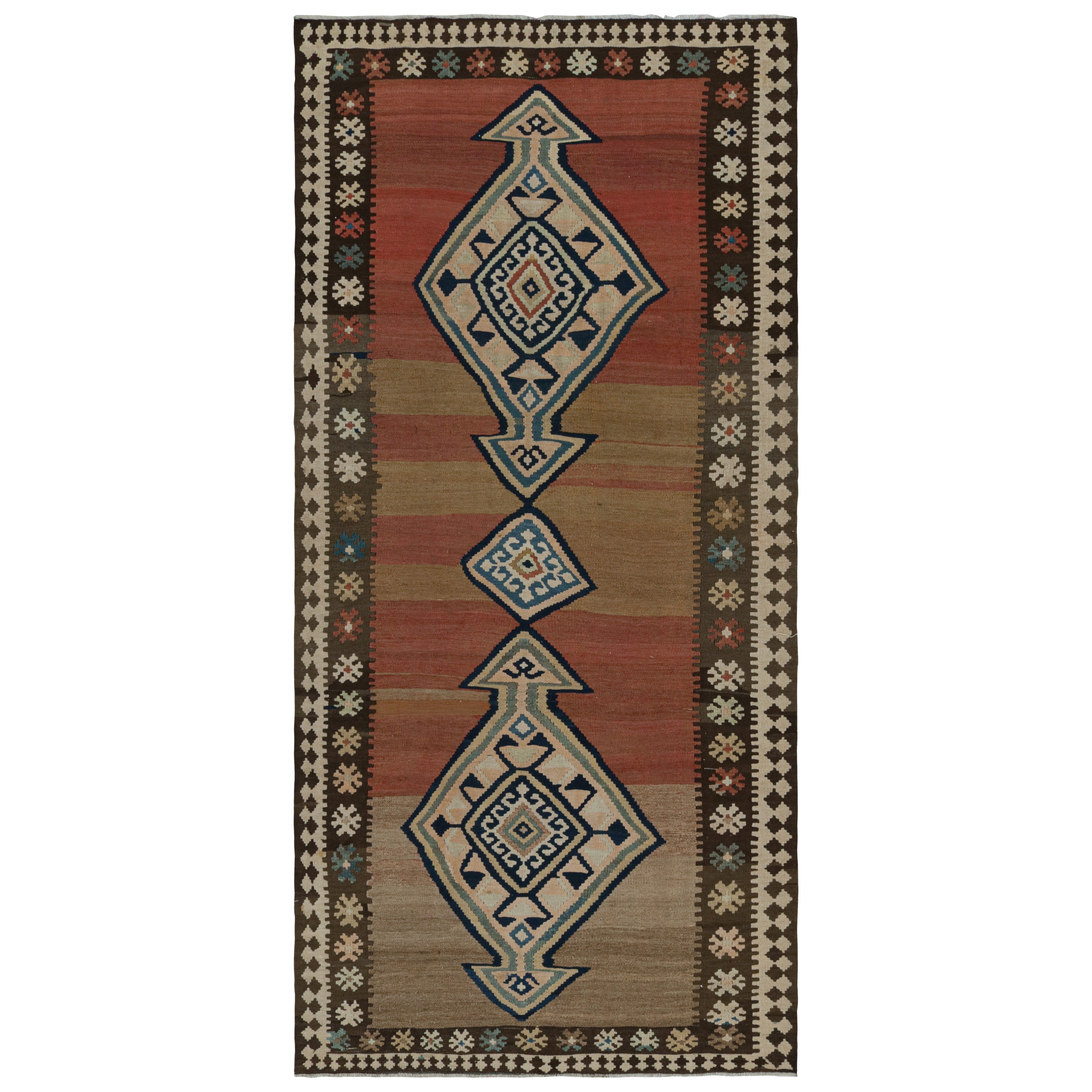 Tappeto persiano vintage Kilim con motivi tribali marrone, rosso e blu di Rug & Kilim