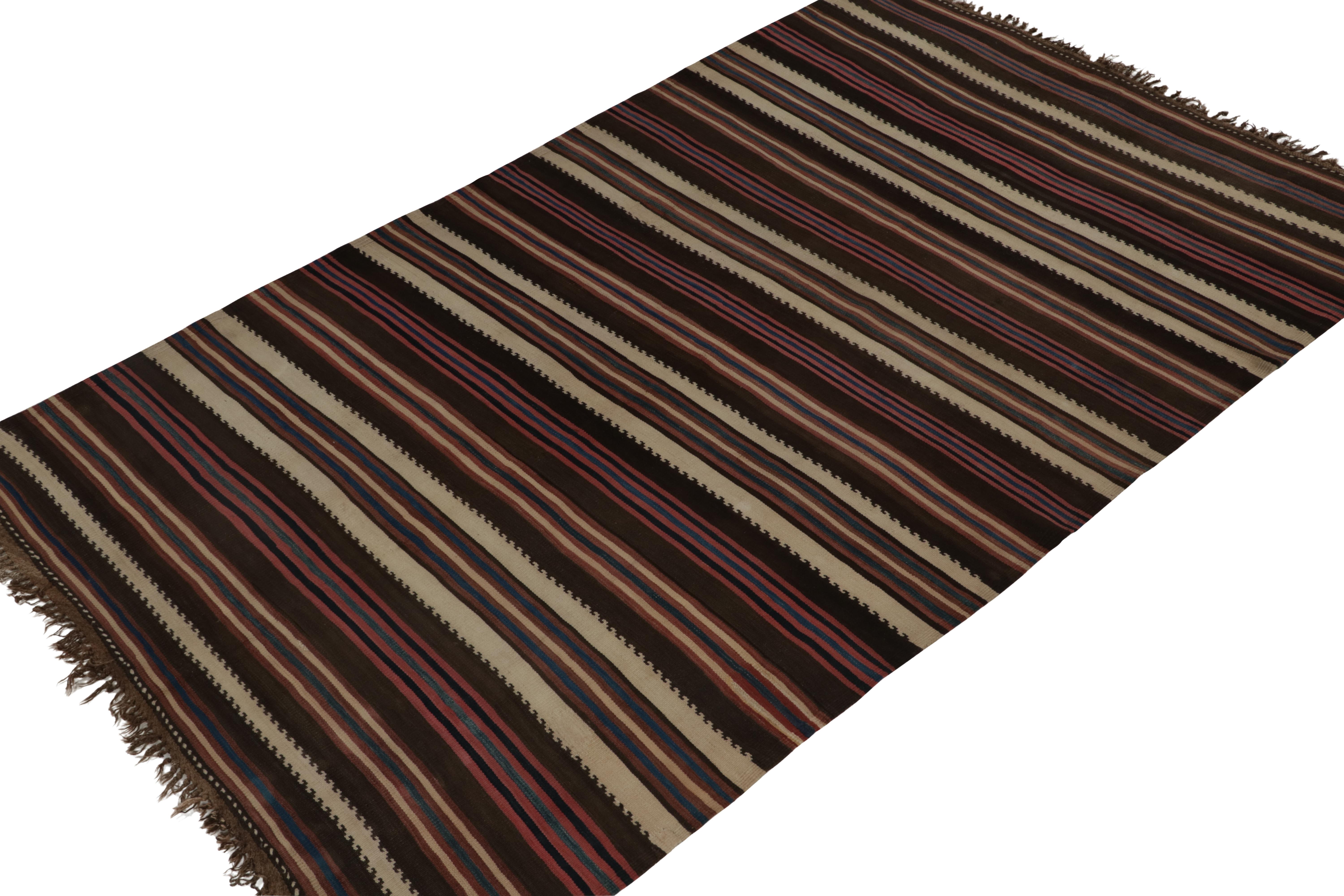 Alfombra kilim vintage de 6x10 paneles procedente de Persia, tejida a mano en lana hacia 1950-1960.

Más sobre el diseño:

Procedente de una larga tradición de estilos, esta alfombra goza de un tamaño grande poco frecuente en las alfombras de
