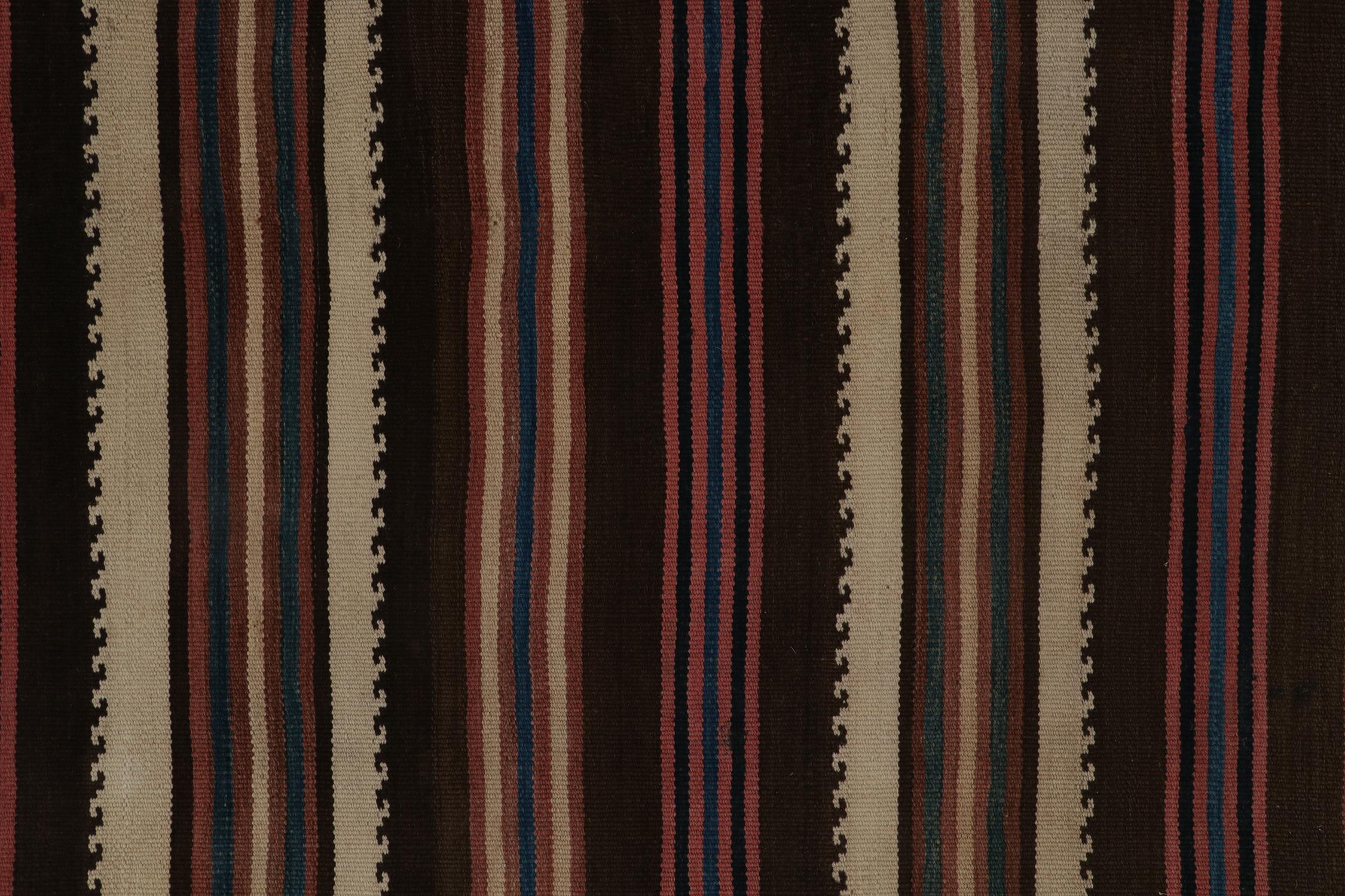 Alfombra persa kilim vintage marrón con rayas beige y rojas by Rug & Kilim en Bueno estado para la venta en Long Island City, NY