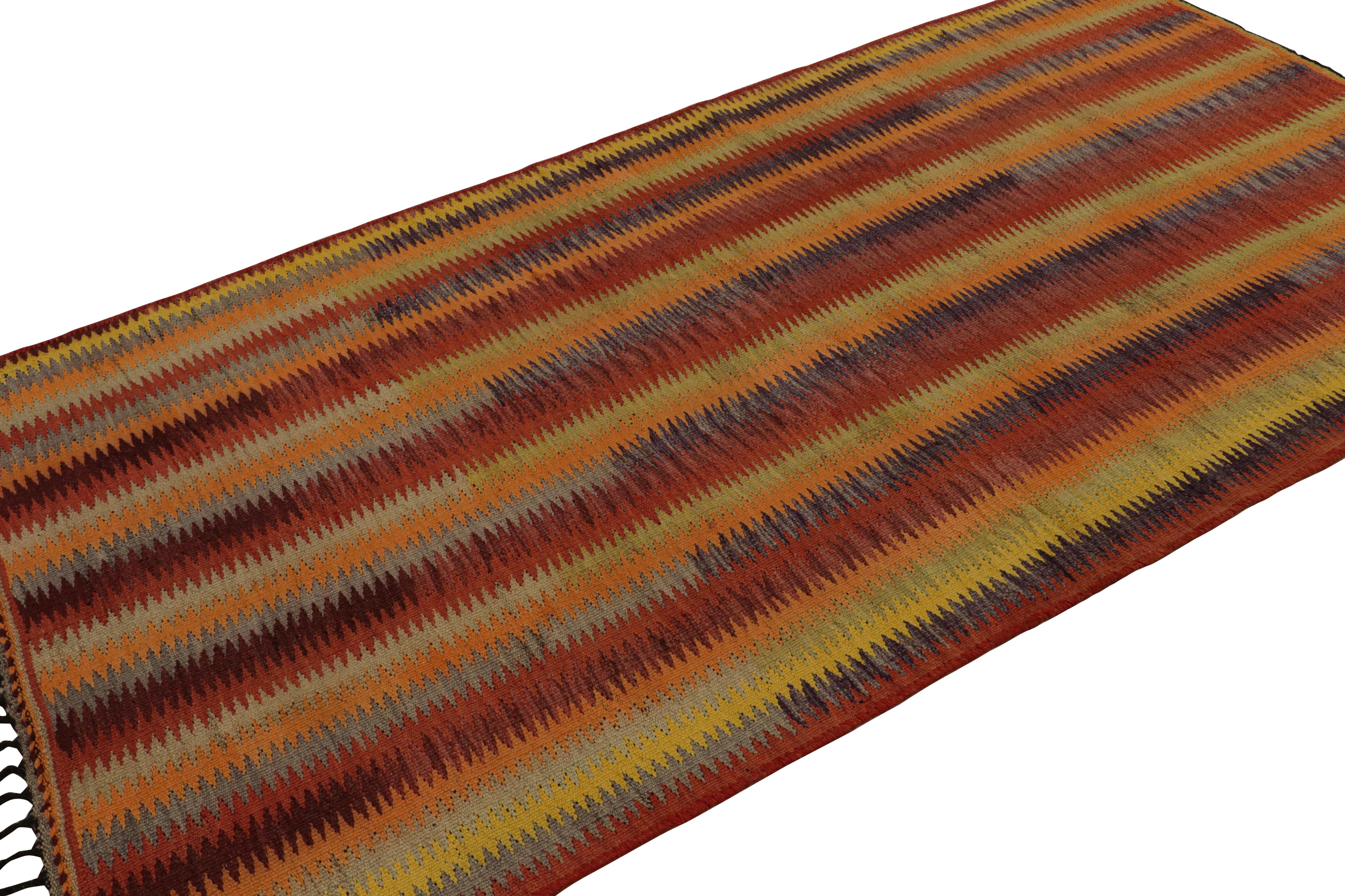 Ce Kilim persan vintage de 5x9 est un tapis tribal du milieu du siècle - le dernier à rejoindre notre collection Kilim & Flatweave. 

Sur le Design :

Tissé à la main en laine vers 1950-1960, son design présente des rayures colorées en rouge, bleu,