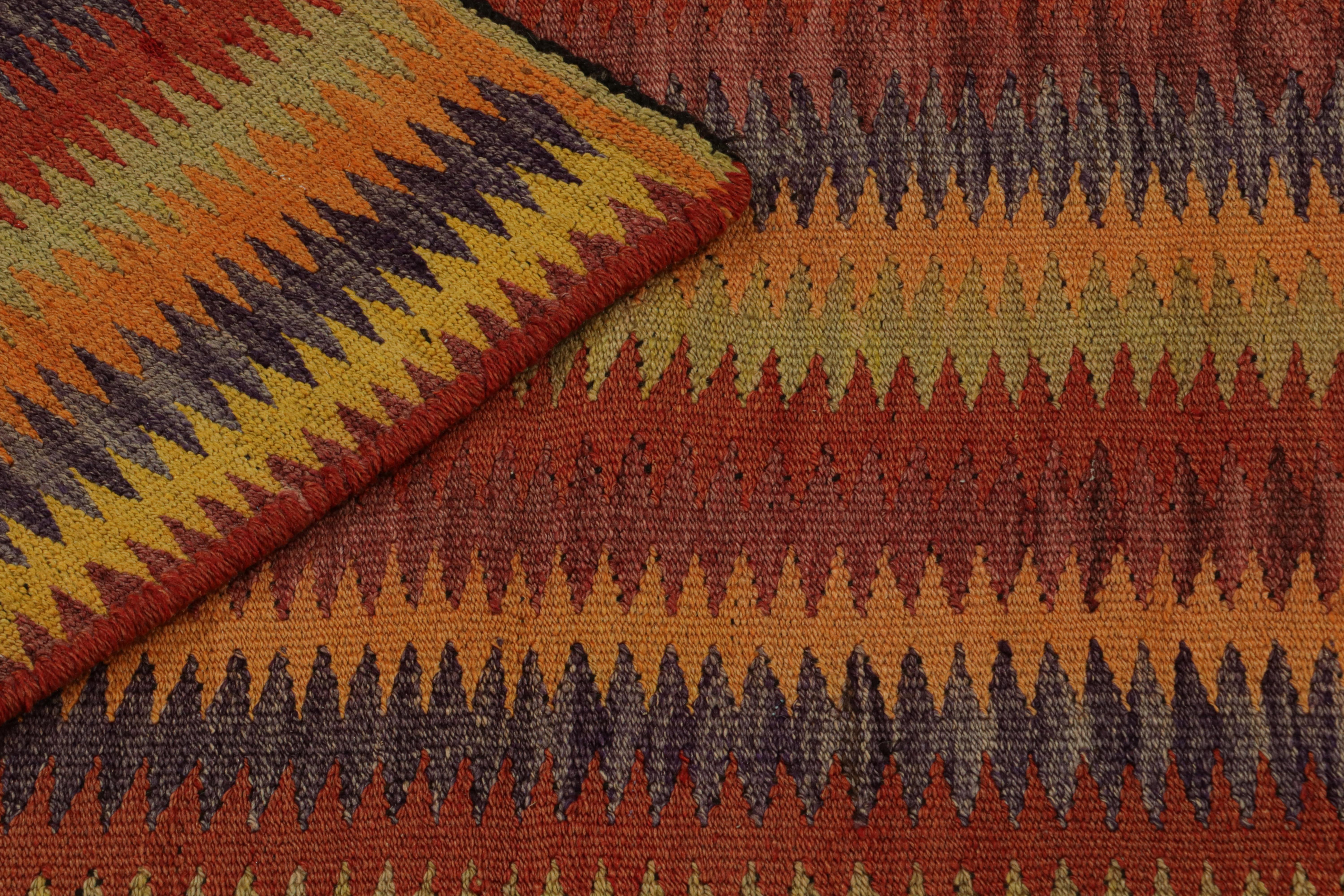Milieu du XXe siècle Tapis persan Kilim vintage à rayures colorées par Rug & Kilim en vente