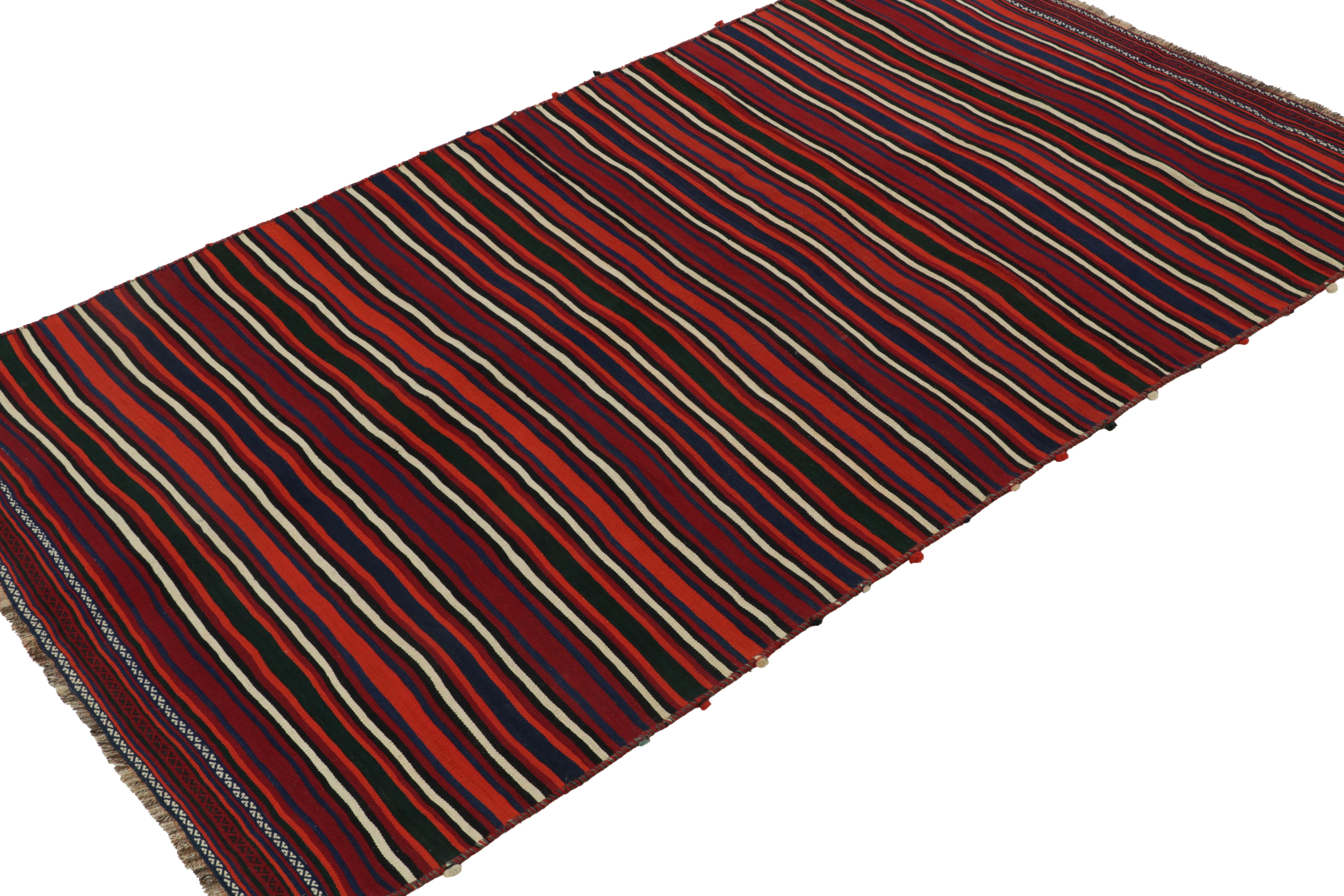Dieser 6x10 große persische Kelim ist ein einzigartiger Stammesteppich für seine Zeit, handgewebt aus Wolle um 1950-1960.

Weiter zum Design:

Das Feld ist horizontal gestreift, wobei die Farben Rot, Blau, Grün und Weiß im Vordergrund stehen.
