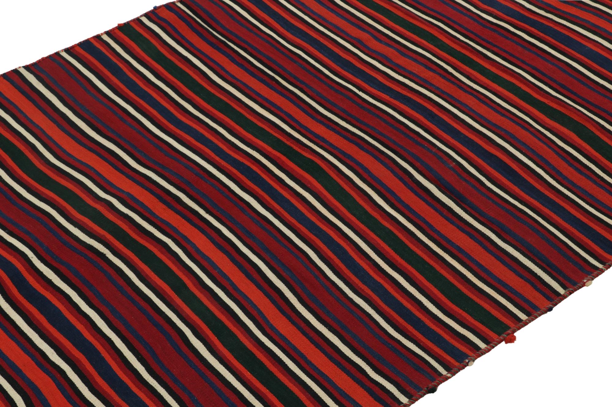 Dieser 6x6 große persische Kelim ist ein einzigartiger Stammesteppich für seine Zeit, handgewebt aus Wolle um 1950-1960.

Weiter zum Design:

Das Feld ist horizontal gestreift, wobei die Farben Rot, Blau, Grün und Weiß im Vordergrund stehen. Kenner