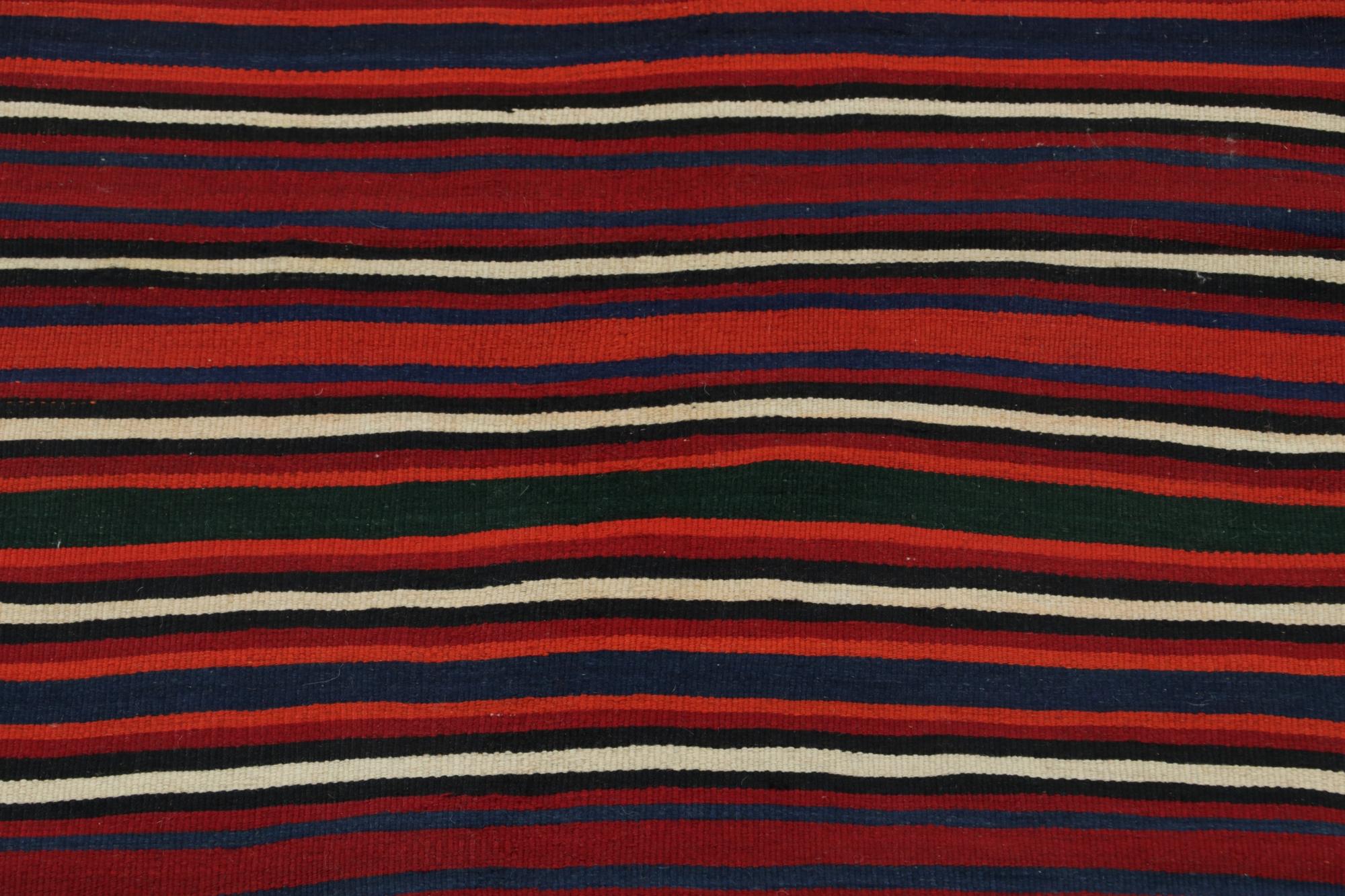 Perse Tapis Kilim persan vintage à rayures rouges, blanches et bleues par Rug & Kilim en vente