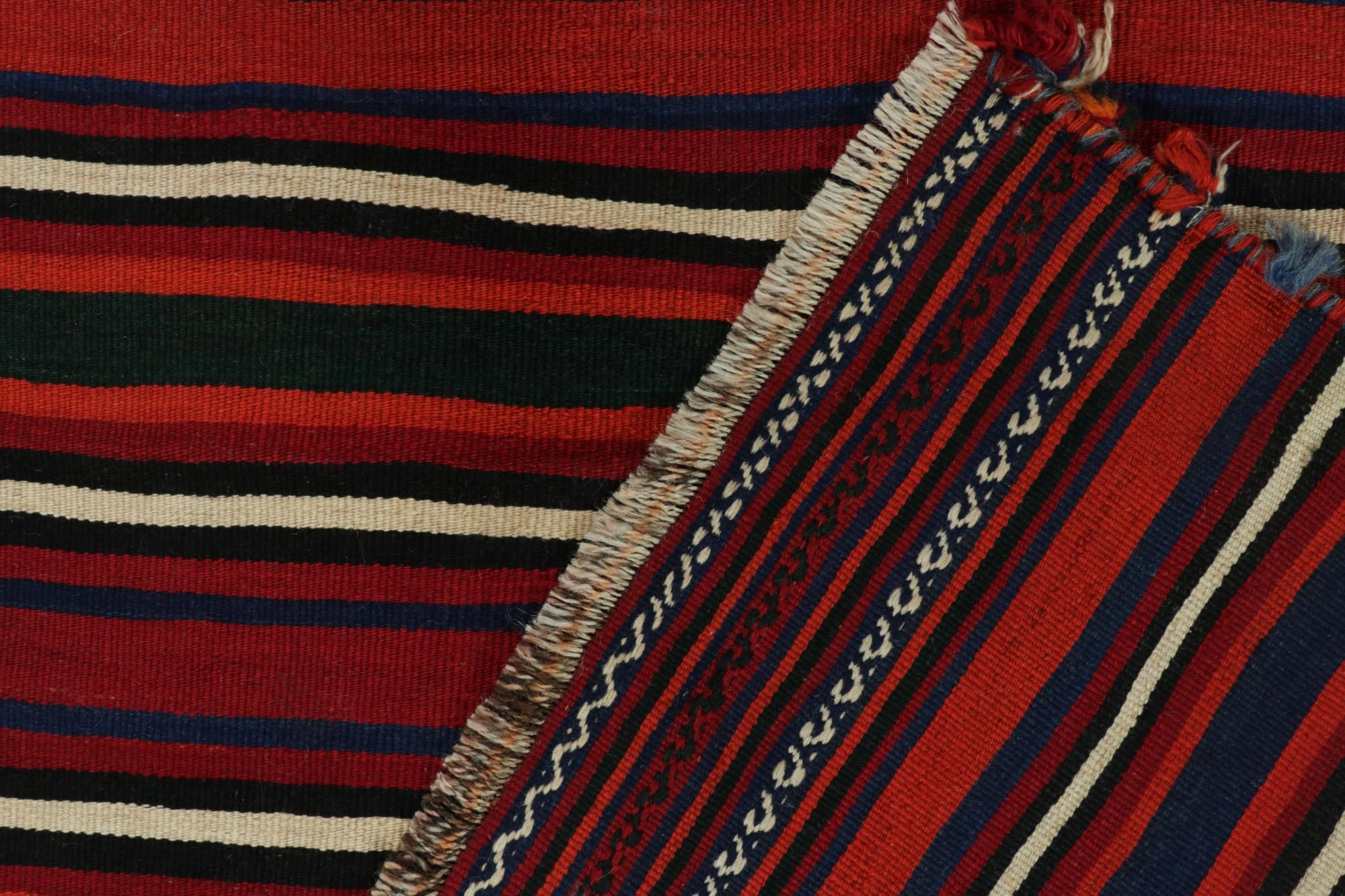 Noué à la main Tapis Kilim persan vintage à rayures rouges, blanches et bleues par Rug & Kilim en vente