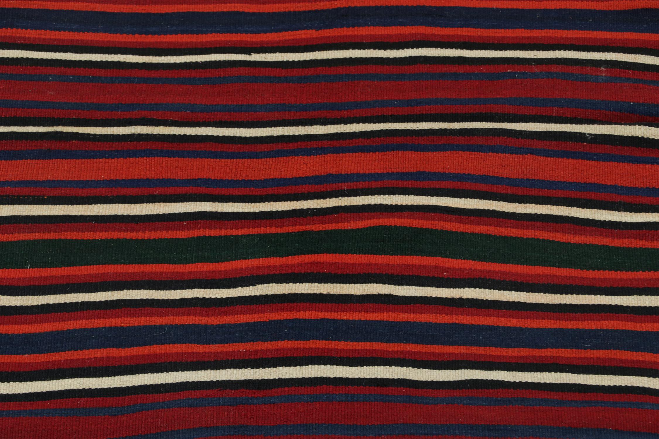 Persischer Vintage-Kelim-Teppich in Rot, Weiß und Blau mit Streifen von Rug & Kilim (Mitte des 20. Jahrhunderts) im Angebot