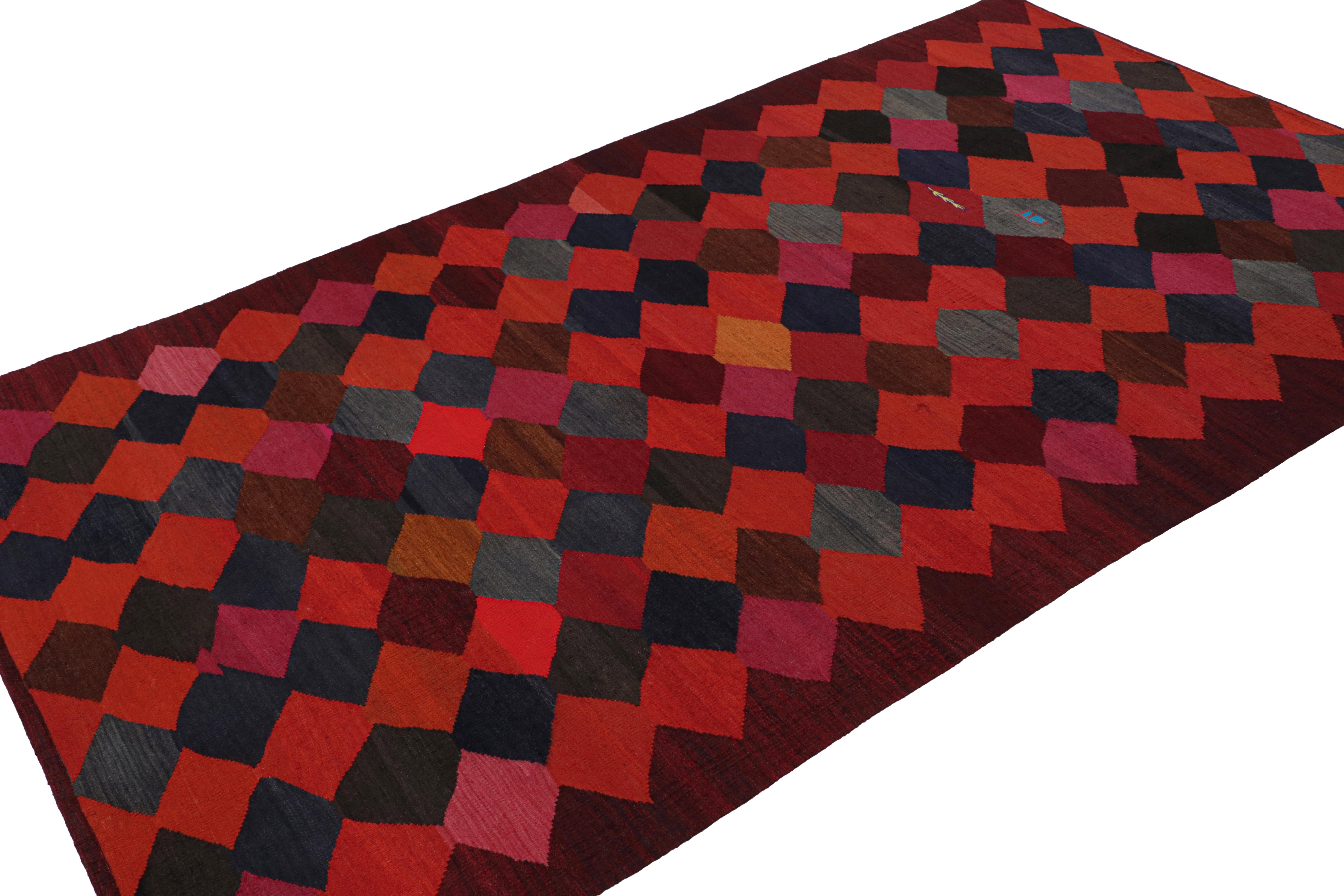 Dieser 6x10 Perser-Kilim im Vintage-Stil ist ein Stammesteppich aus der Mitte des Jahrhunderts - der jüngste Neuzugang in unserer Kilim & Flachgewebe-Kollektion. 

Über das Design:

Das seltene Stück aus handgewebter Wolle (ca. 1950-1960) ist in