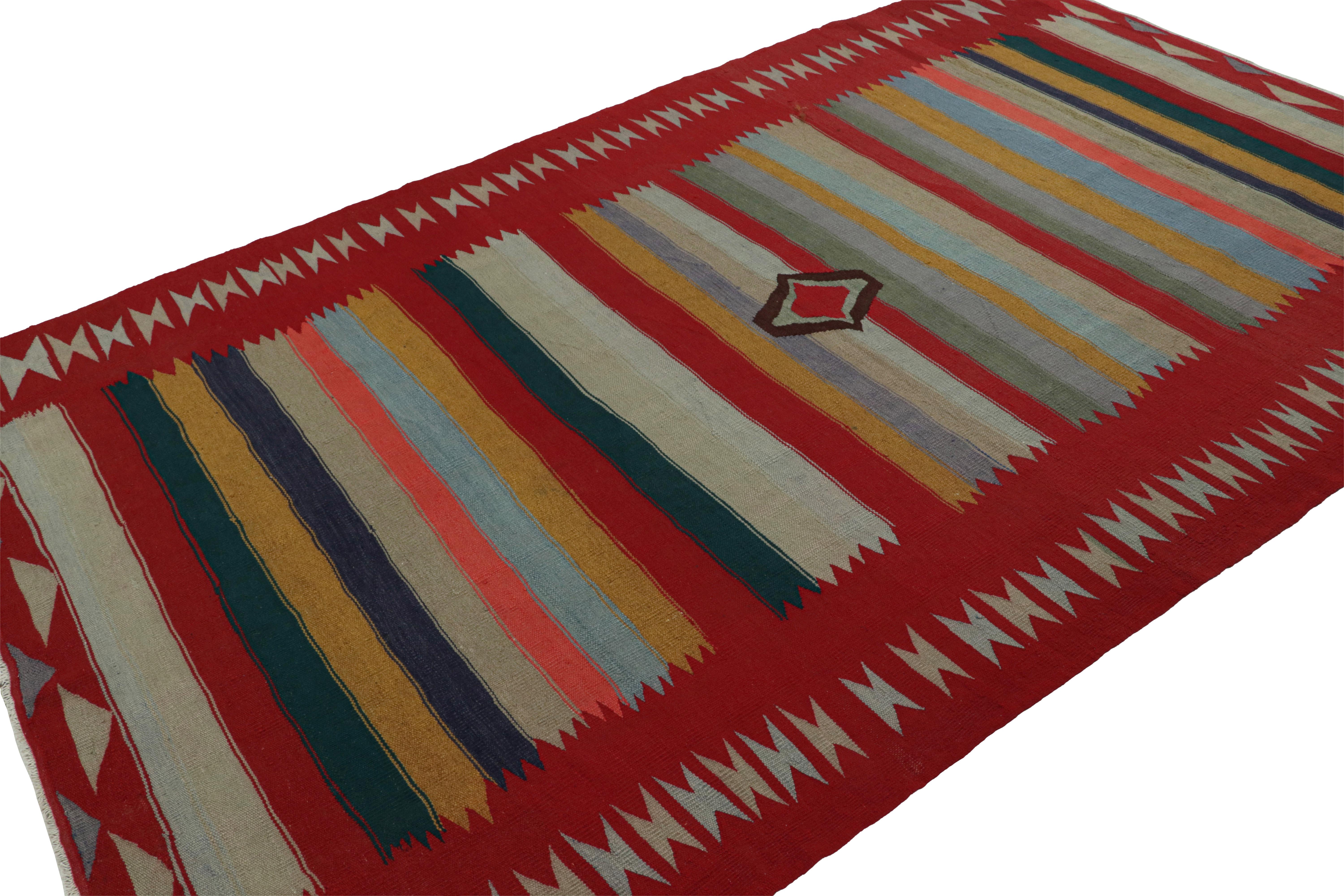 Dieser 6x10 Perser-Kilim im Vintage-Stil ist ein Stammesteppich aus der Mitte des Jahrhunderts - der jüngste Neuzugang in unserer Kilim & Flachgewebe-Kollektion. 

Über das Design:

Das seltene Stück aus handgewebter Wolle (ca. 1950-1960) ist in