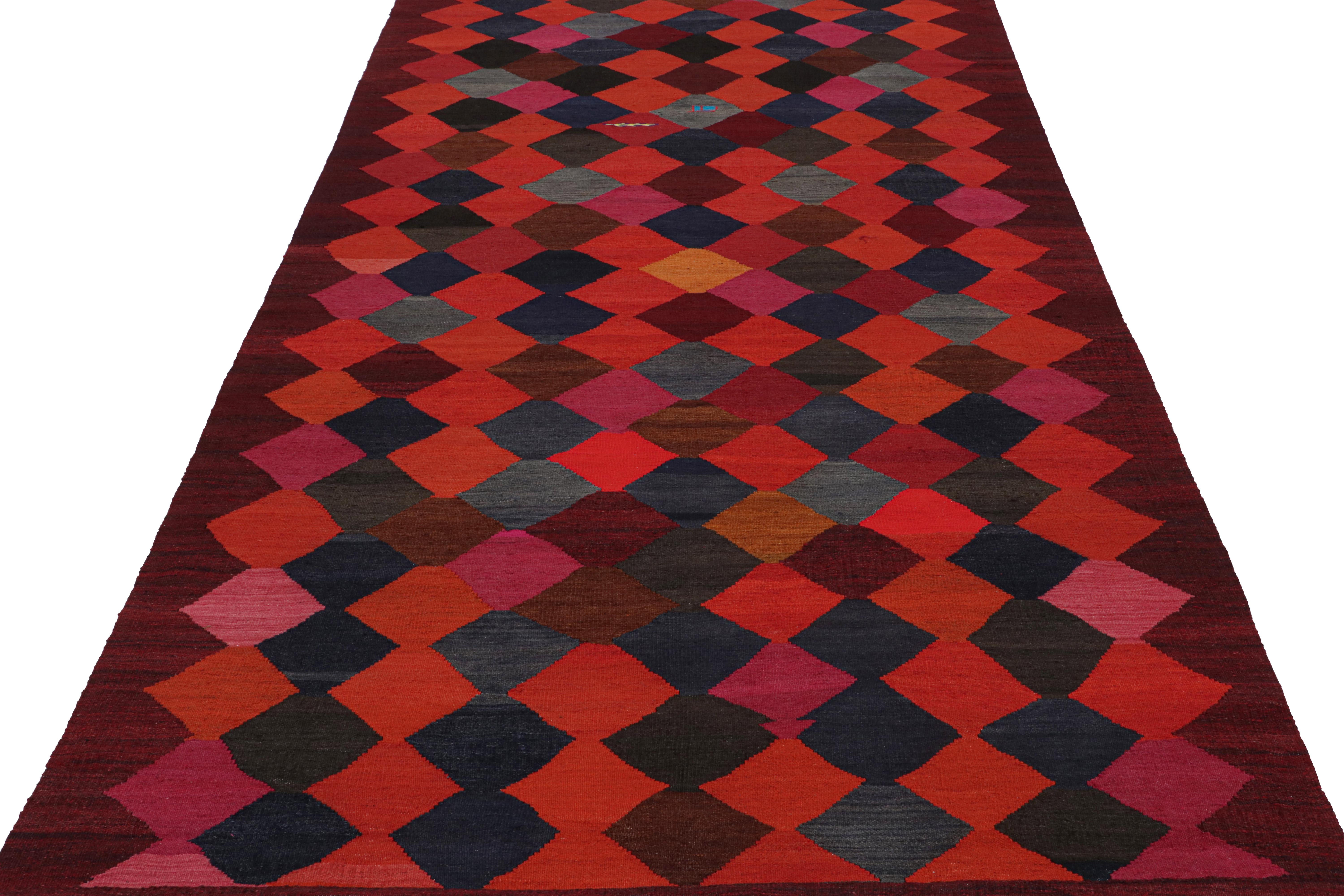 Tribal Tapis persan Kilim rouge à rayures colorées par Rug & Kilim en vente