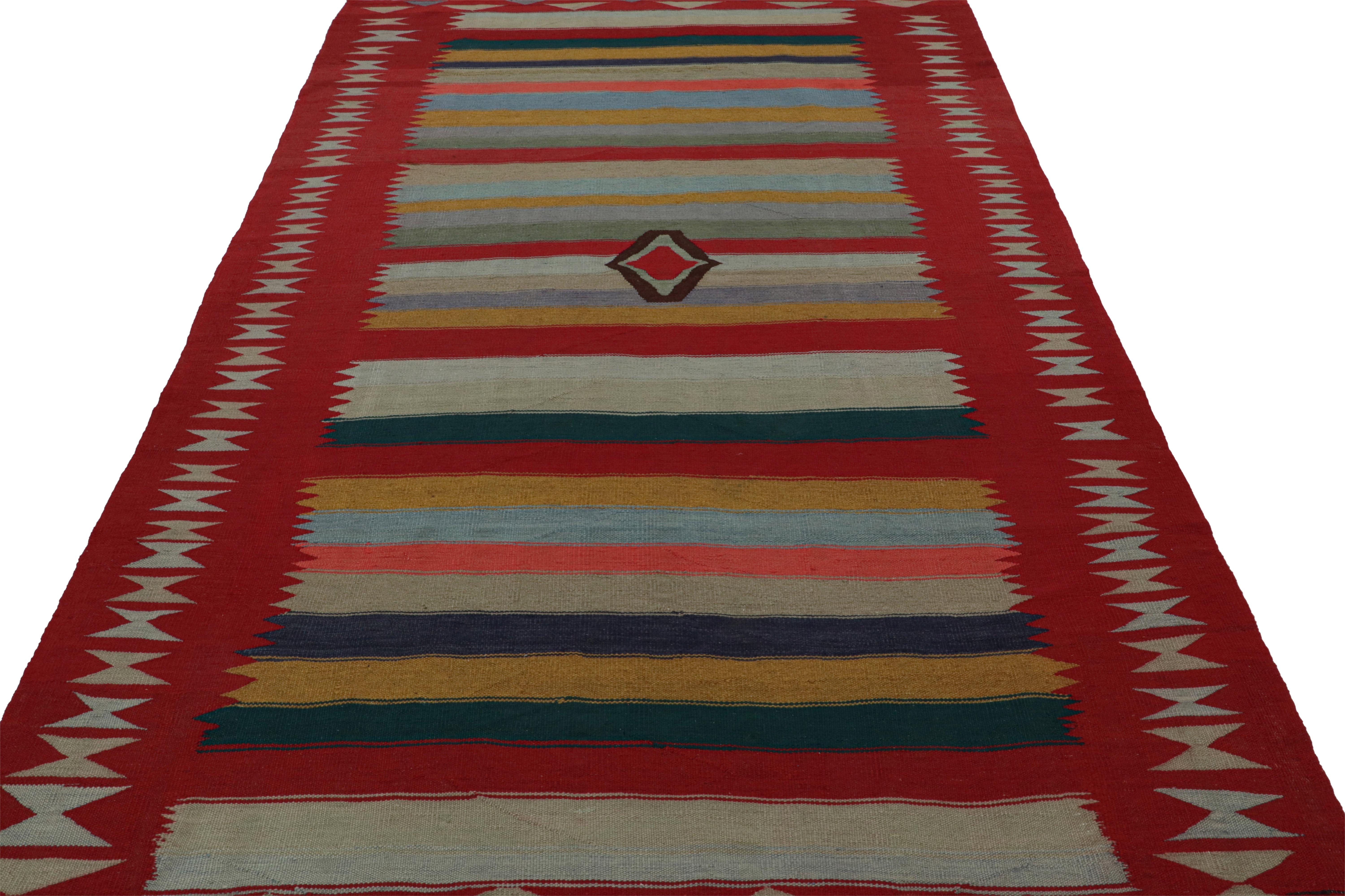 Vintage Persischer Kilim-Teppich in Rot mit bunten Streifen von Rug & Kilim (Stammeskunst) im Angebot