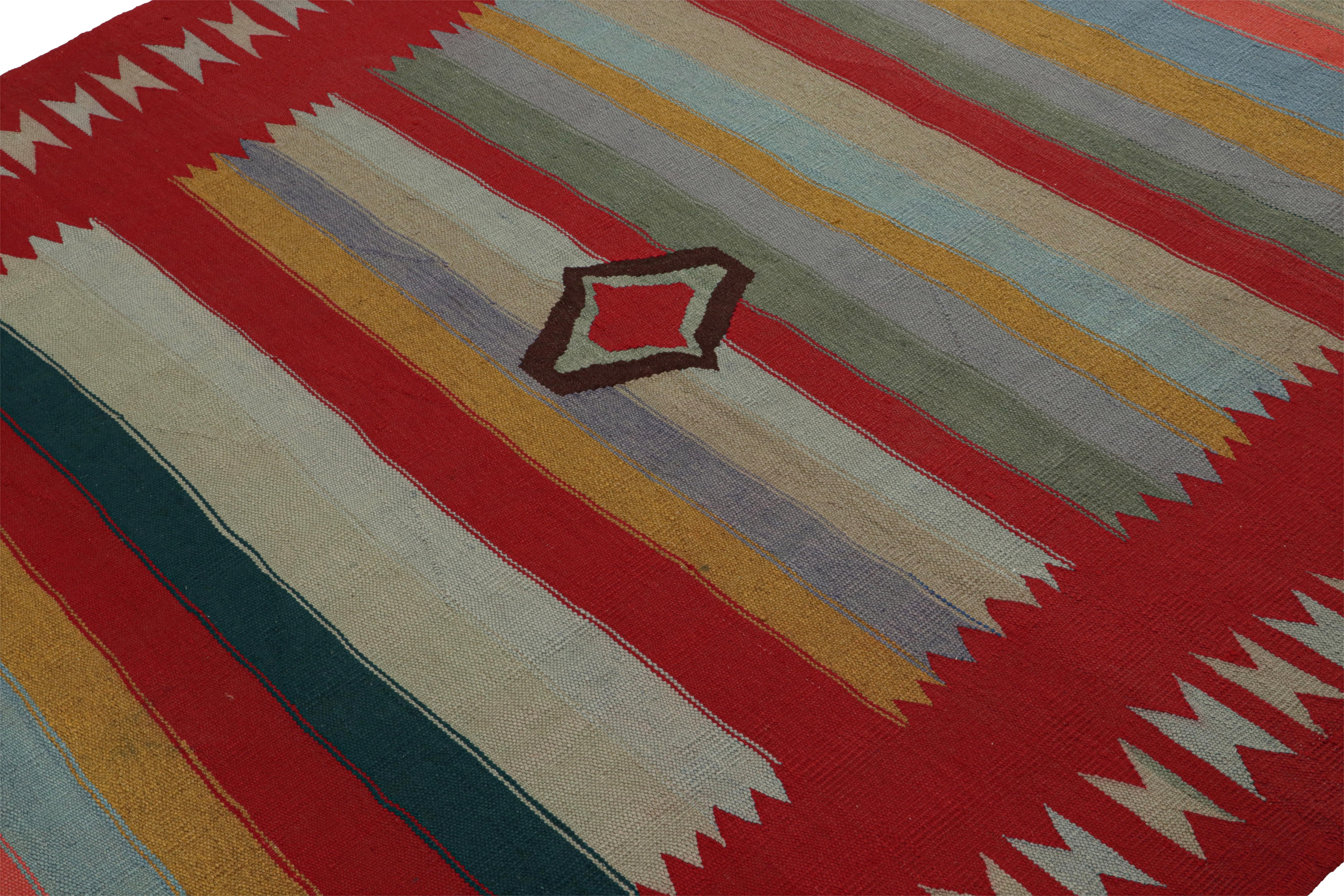 Vintage Persischer Kilim-Teppich in Rot mit bunten Streifen von Rug & Kilim (Afghanisch) im Angebot