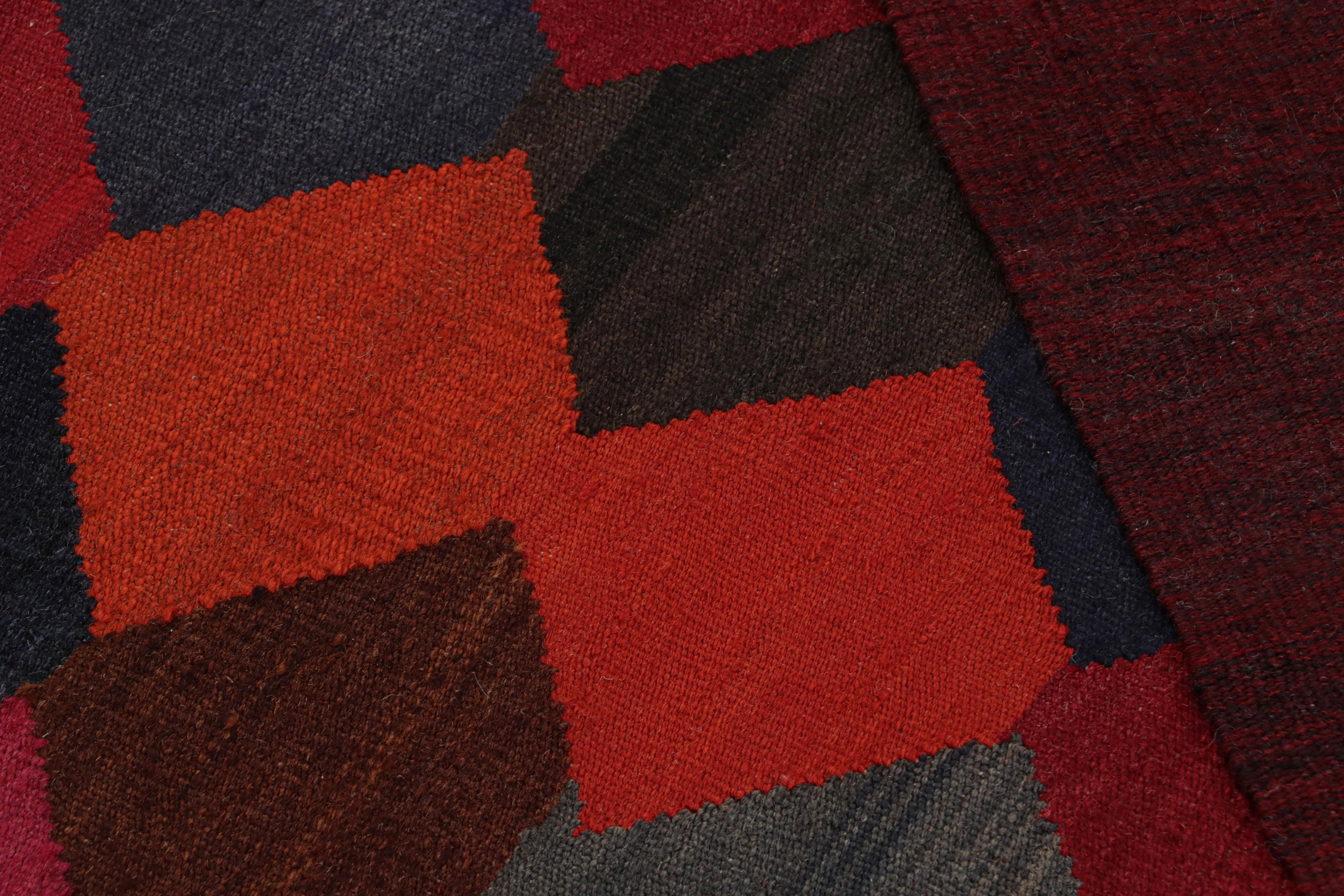 Persischer Vintage-Kelim-Teppich in Rot mit bunten Streifen von Rug & Kilim, Vintage (Handgewebt) im Angebot