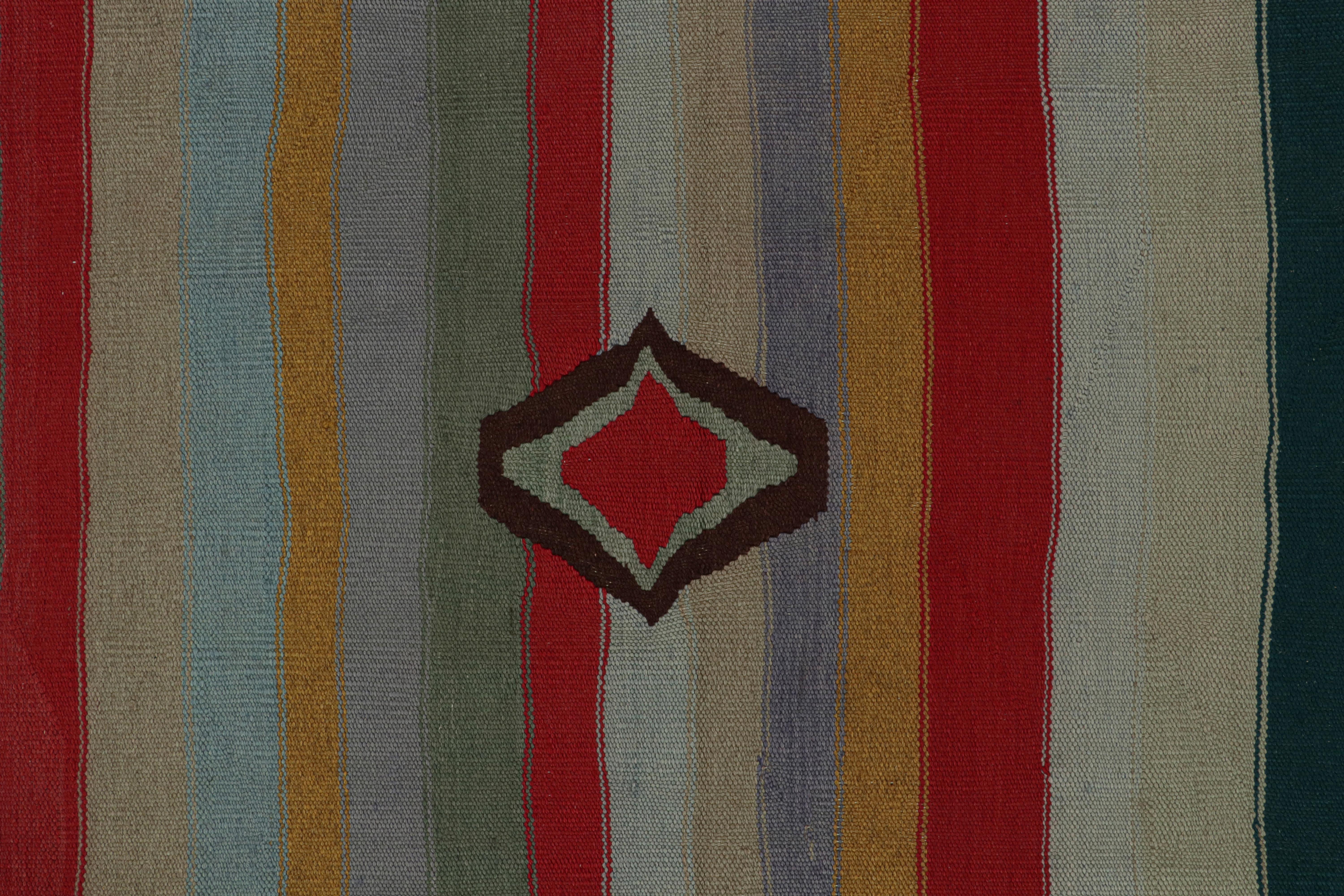 Vintage Persischer Kilim-Teppich in Rot mit bunten Streifen von Rug & Kilim im Zustand „Gut“ im Angebot in Long Island City, NY