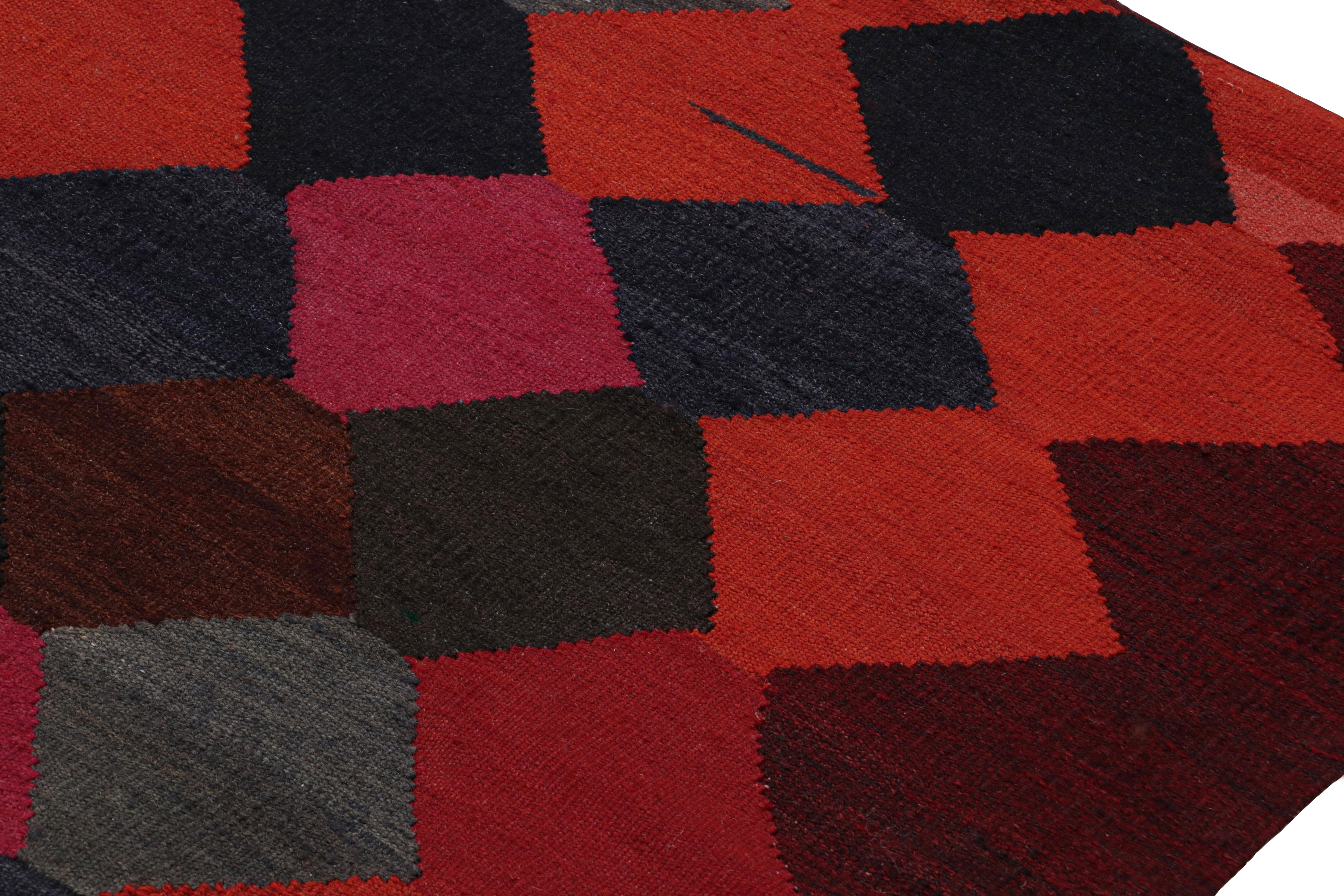 Milieu du XXe siècle Tapis persan Kilim rouge à rayures colorées par Rug & Kilim en vente