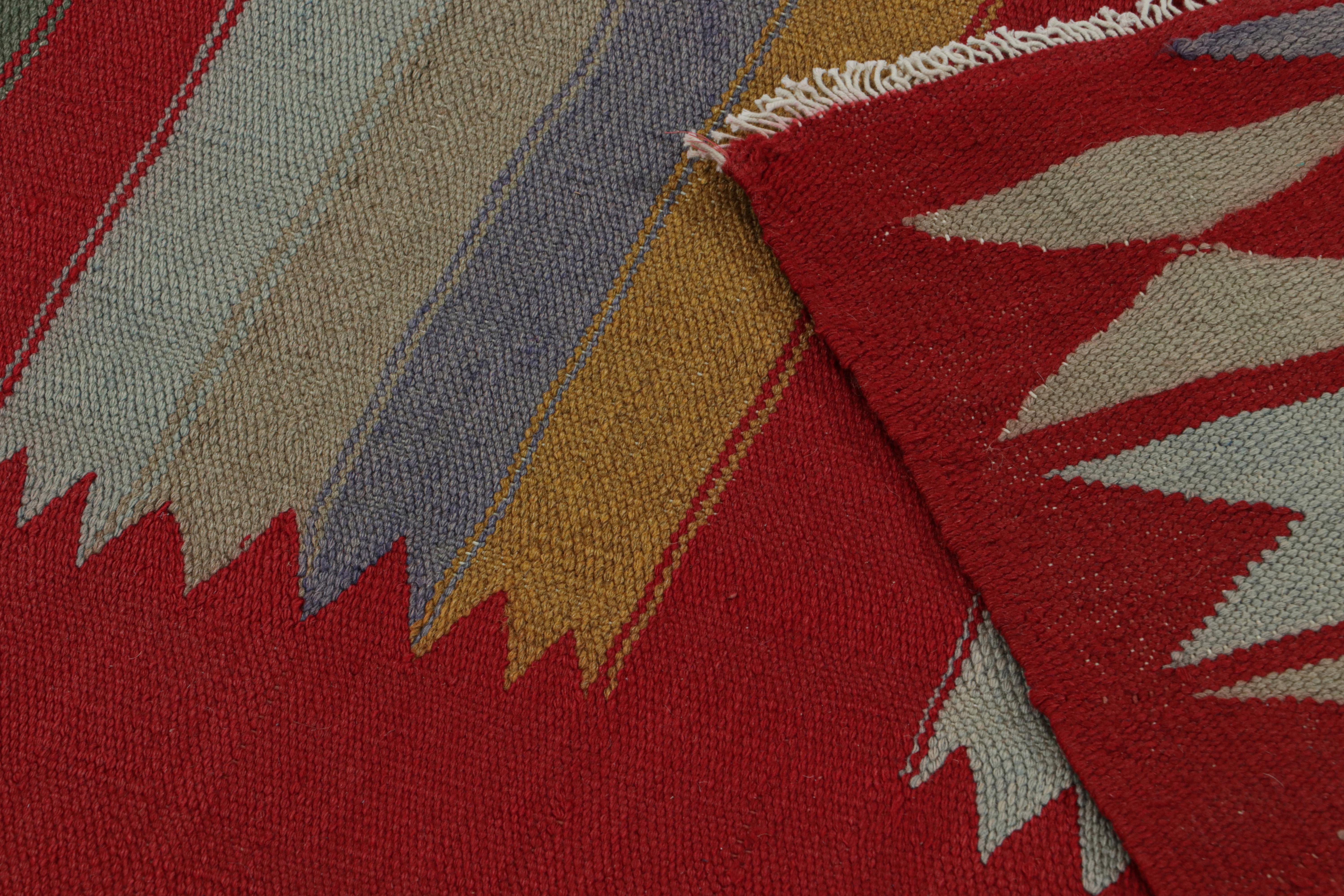 Vintage Persischer Kilim-Teppich in Rot mit bunten Streifen von Rug & Kilim (Mitte des 20. Jahrhunderts) im Angebot