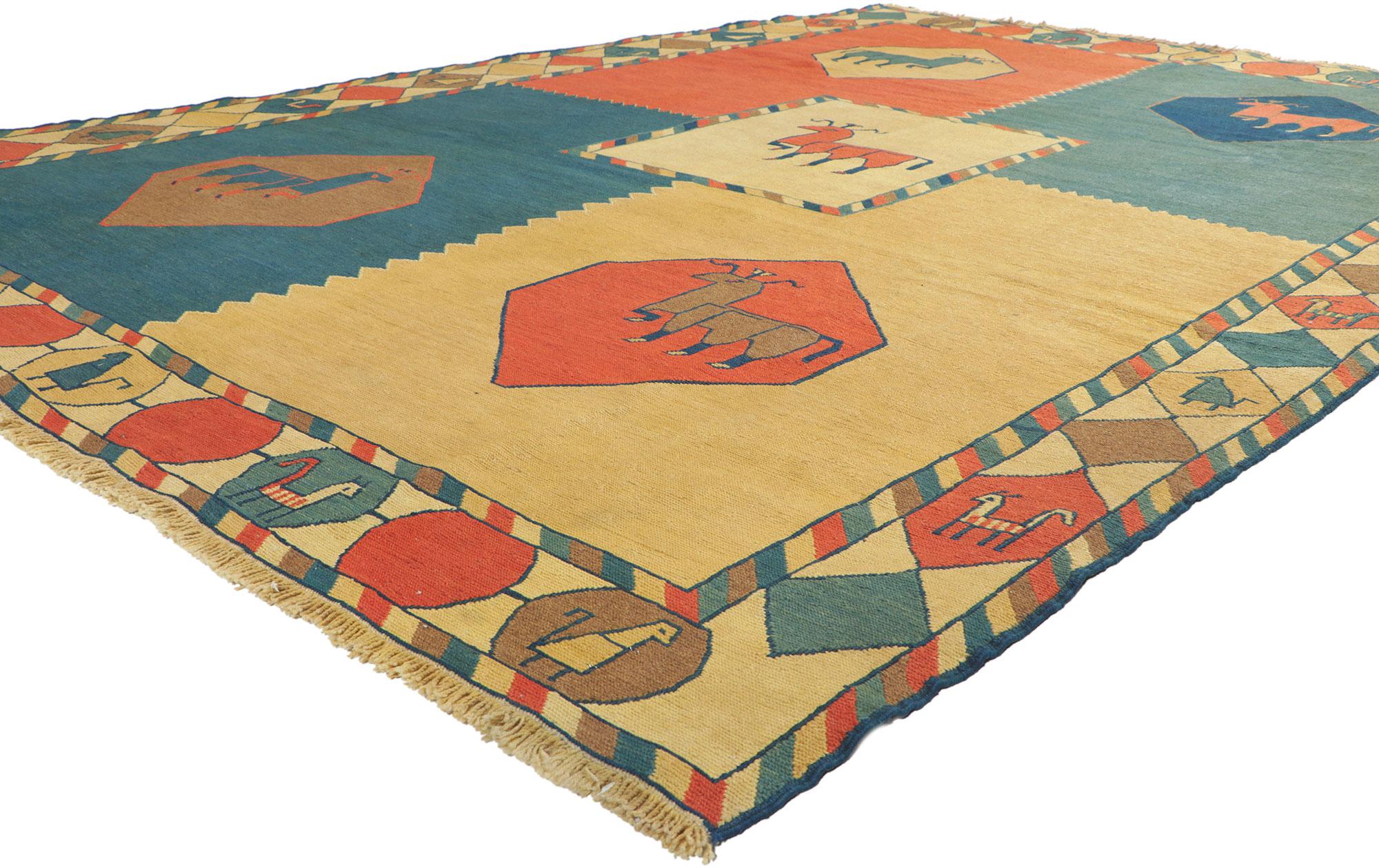 61152 Tapis Kilim Persan Vintage avec motifs d'animaux 07'00 x 10'01. Réminiscence d'un voyage exotique et de la sophistication du monde, ce tapis kilim persan vintage en laine tissé à la main est une vision captivante de la beauté tissée. Le design