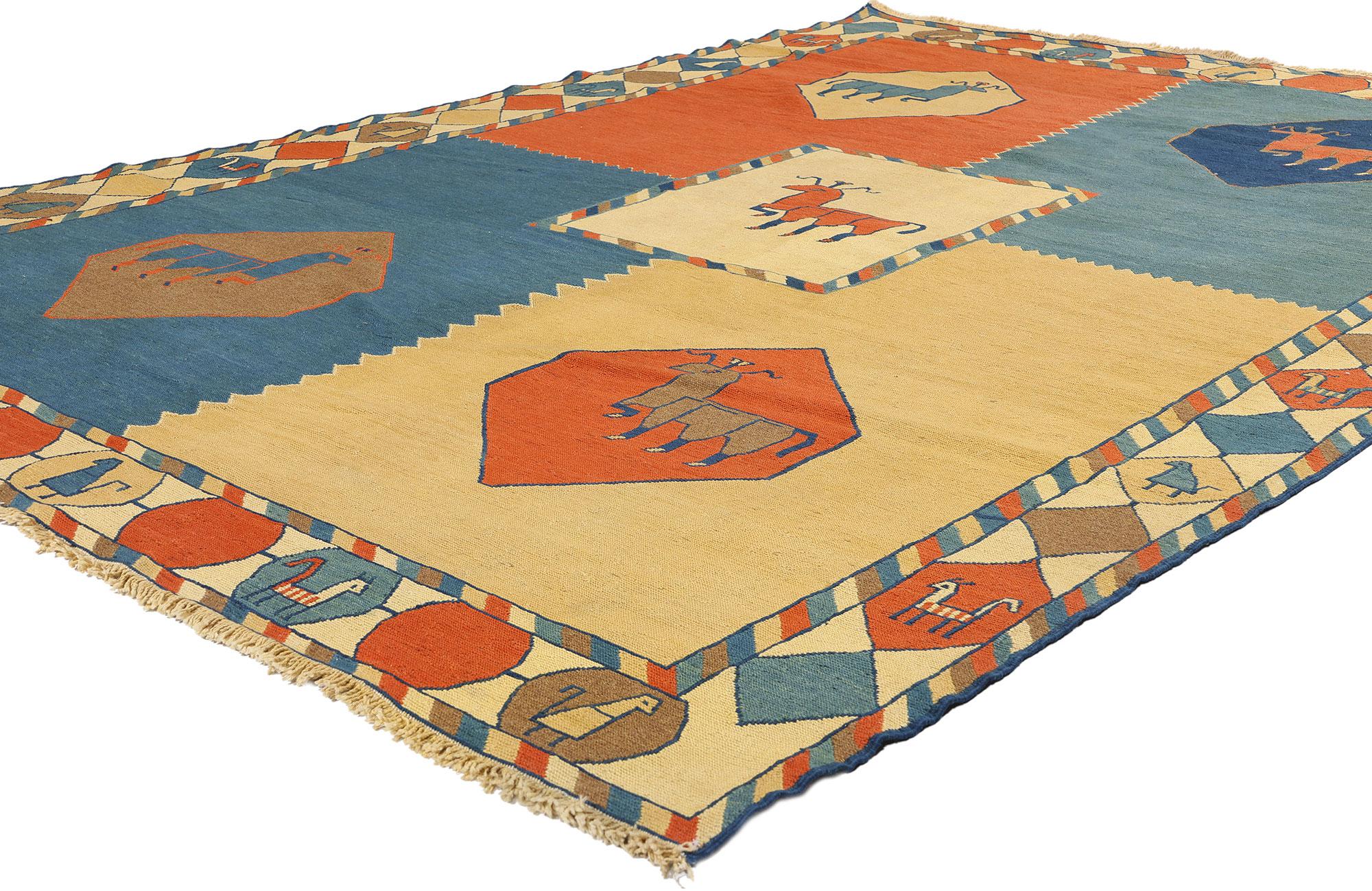 61152 Alfombra vintage persa Qashqai Kilim, 07'00 x 10'01. Haciéndose eco del espíritu nómada del pueblo Qashqai, este kilim tribal persa vintage de lana tejida a mano encarna siglos de tradición, narración de historias e ingenio artístico. Cada