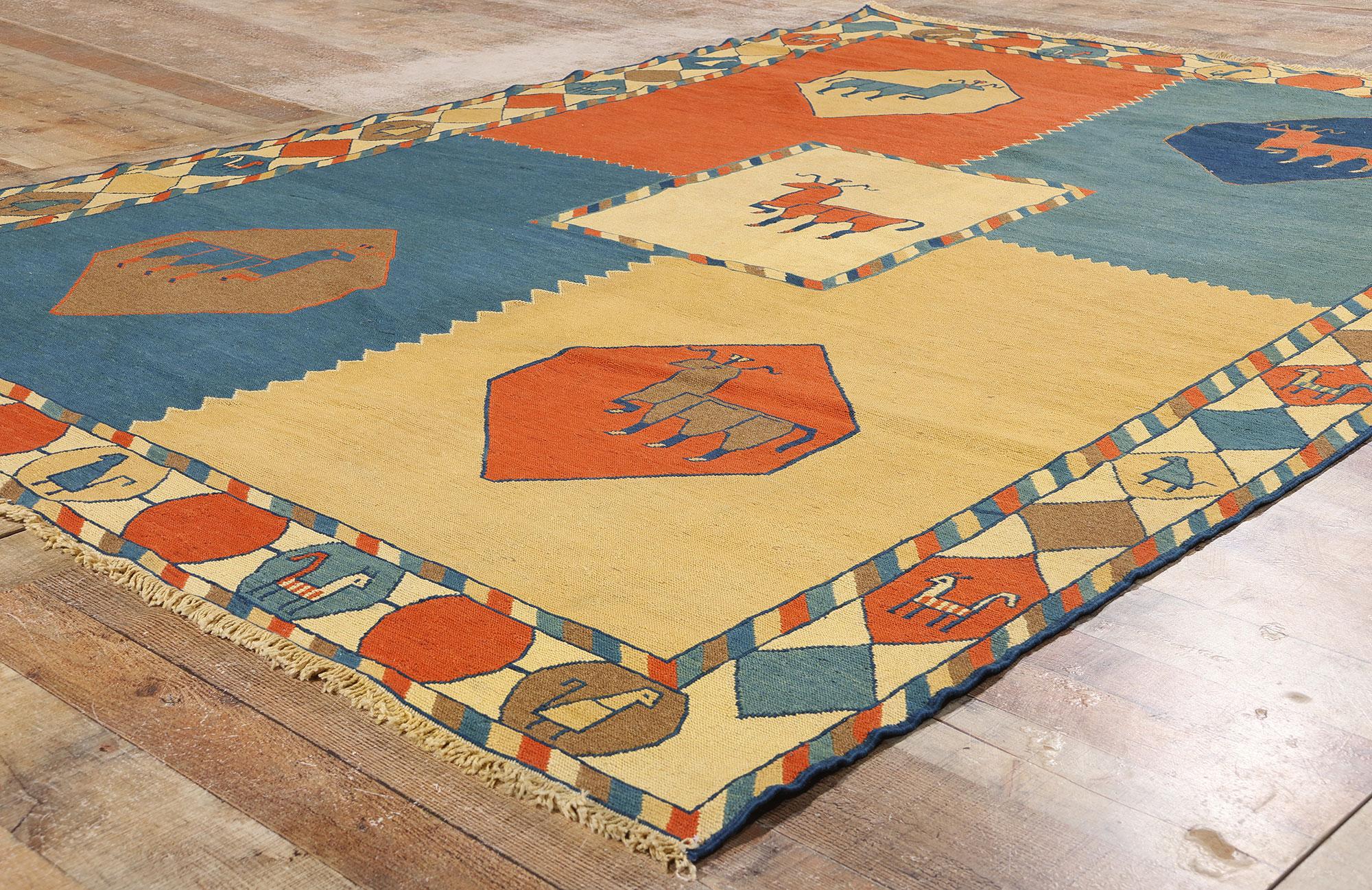 Alfombra persa Qashqai Kilim de 1960 con motivos animales Persa en venta