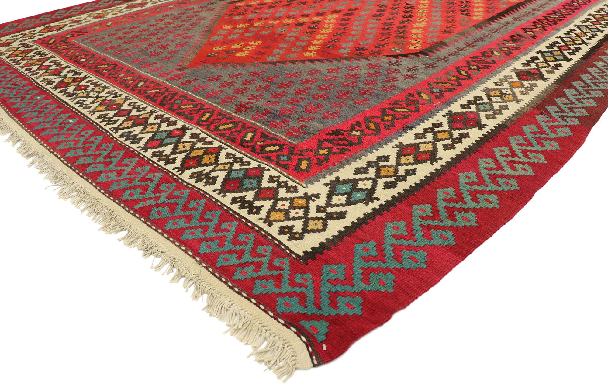 70560 Vintage Persian Kilim Rug, 06'02 x 09'07. Persische Kelimteppiche sind traditionelle, handgewebte Flachgewebe aus dem Iran. Sie zeichnen sich durch eine enge Verflechtung von Kett- und Schussfäden aus, was zu einer flachen Oberfläche mit