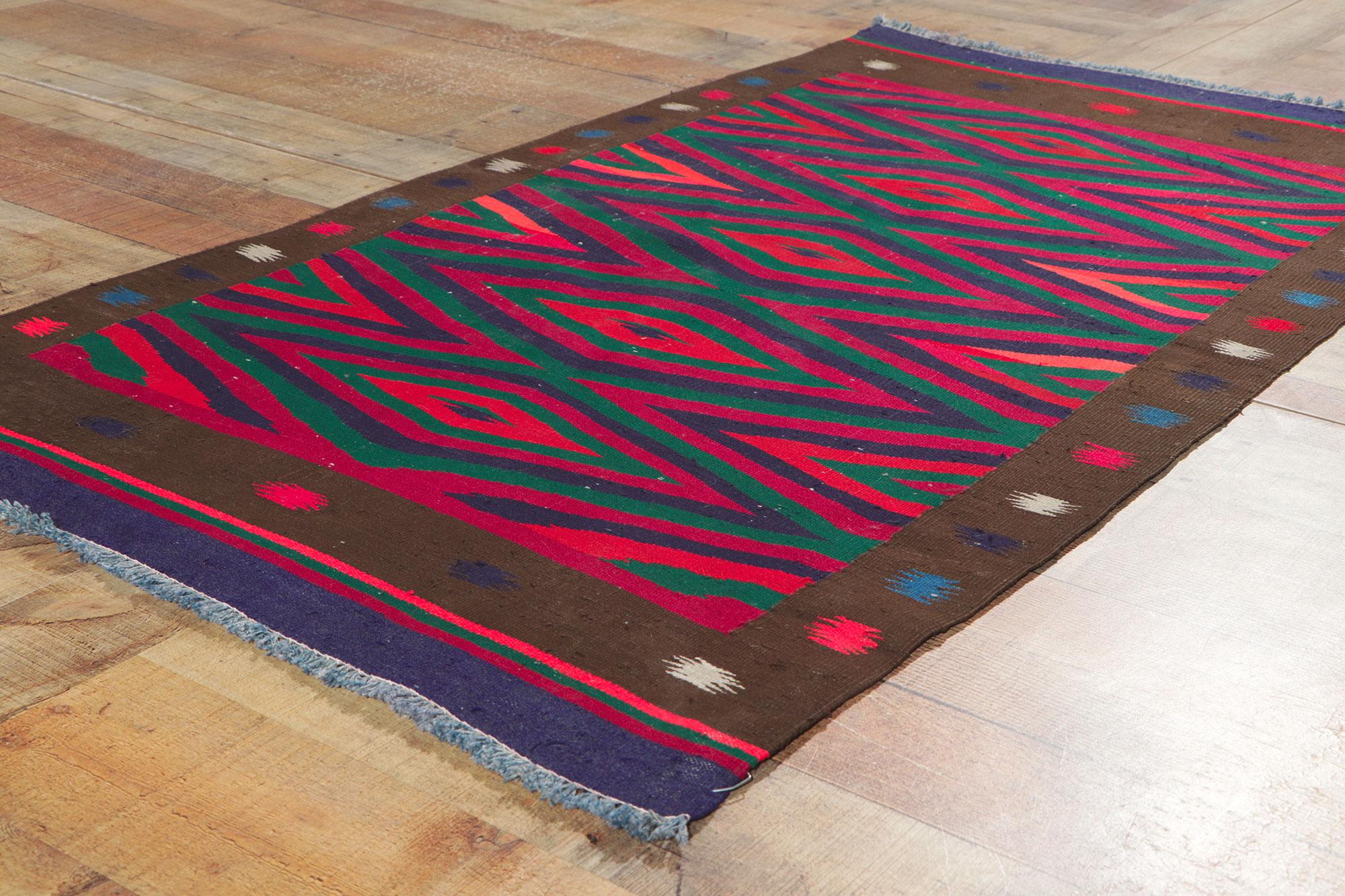 20ième siècle Tapis persan Kilim vintage, le style audacieux du Sud-Ouest rencontre le style tribal en vente