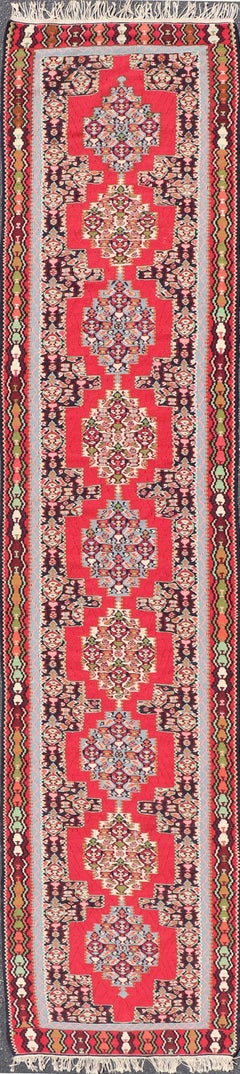 Tapis persan Kilim vintage avec un champ rouge vif et des accents de lumière 2'7 x 12'2