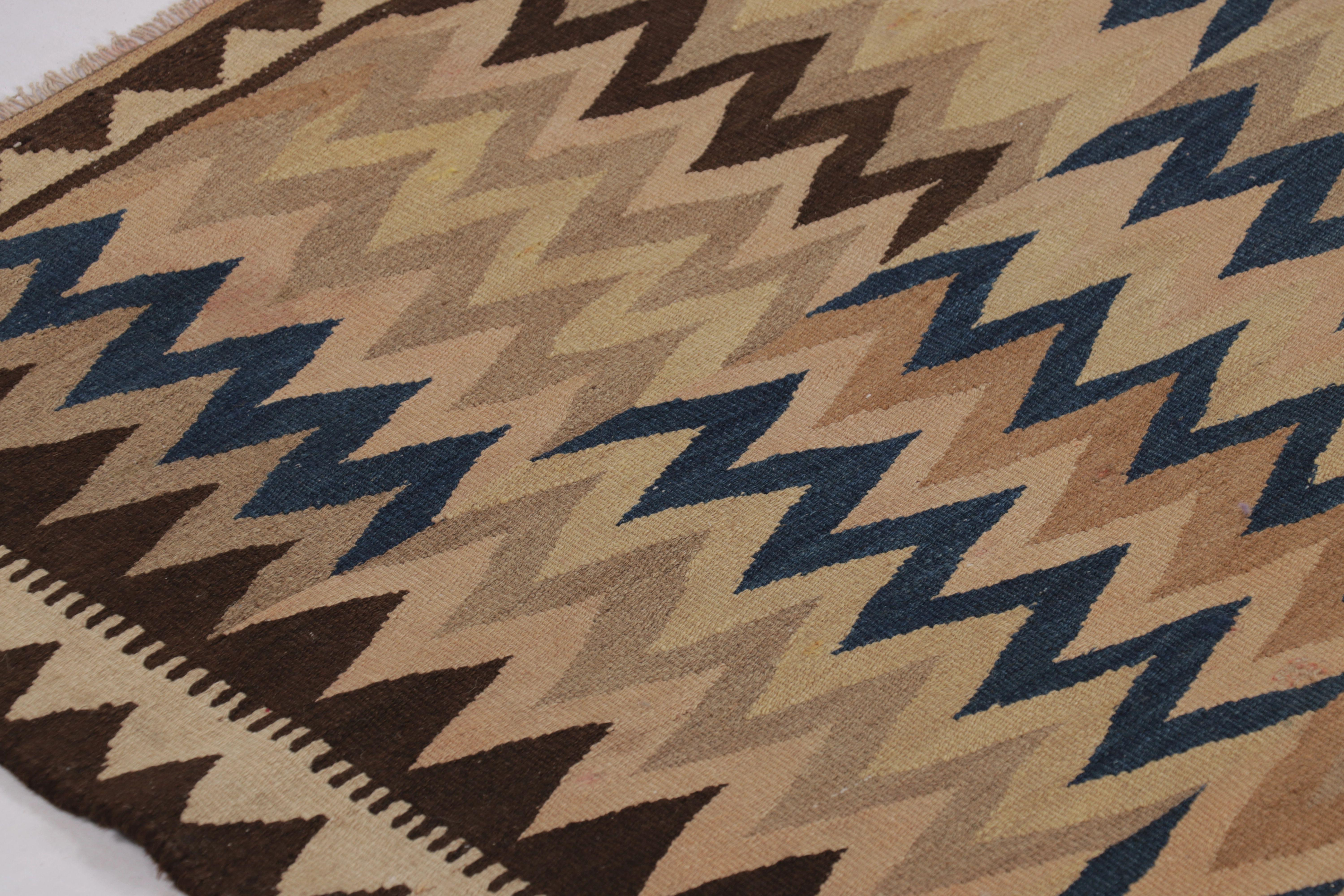 Dieser aus handgewebter Wolle um 1950-1960 gefertigte Läufer-Kilim im Format 4x9 ist ein besonders anschauliches und begehrtes Werk aus einer aufregenden neuen Kuration der Sammlung klassischer Kelims und Flachgewebe von Rug & Kilim.

Über das