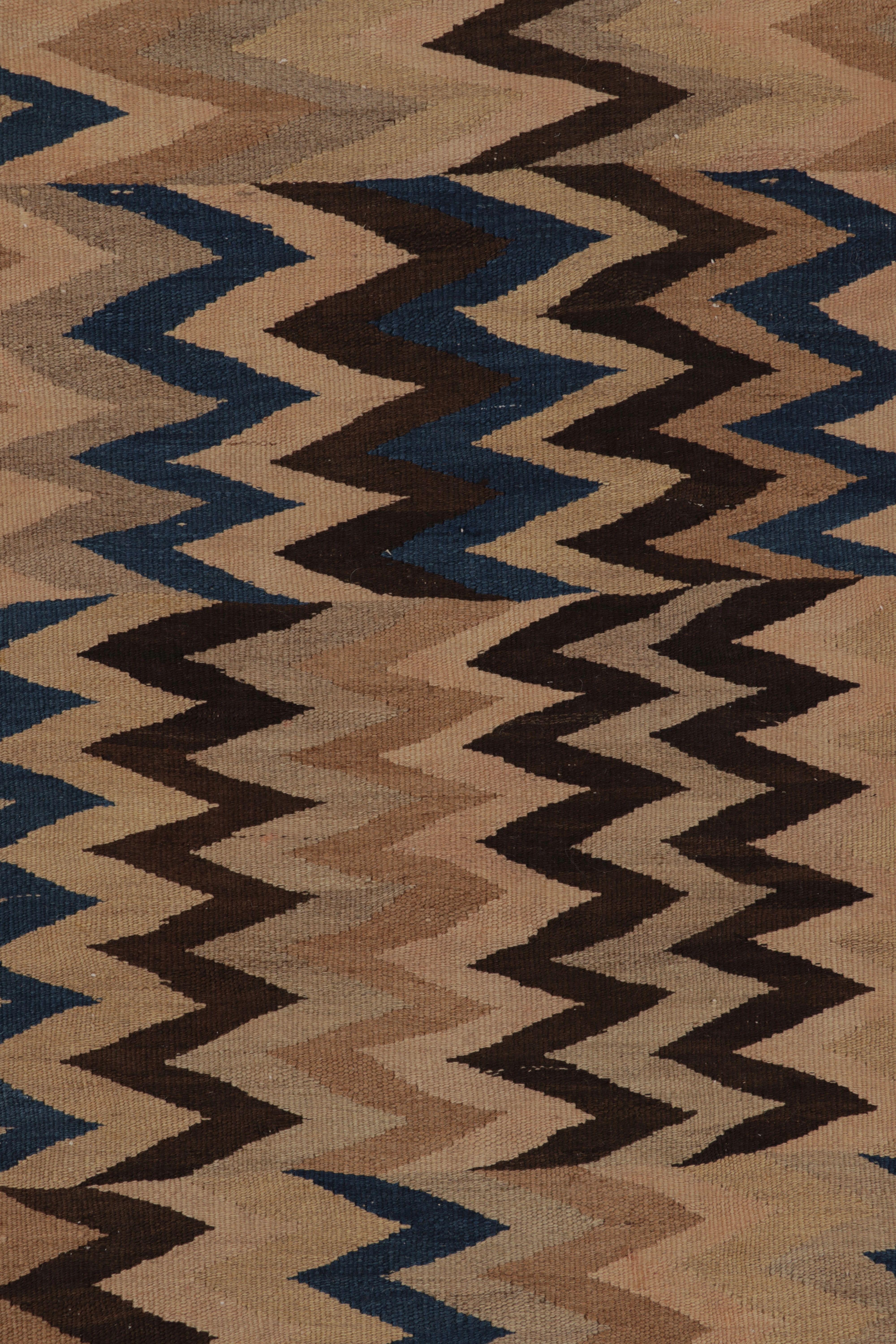 Vintage Persian Kilim Runner, Bold Blue and Beige-Brown Chevrons - Rug & Kilim (Persisch) im Angebot