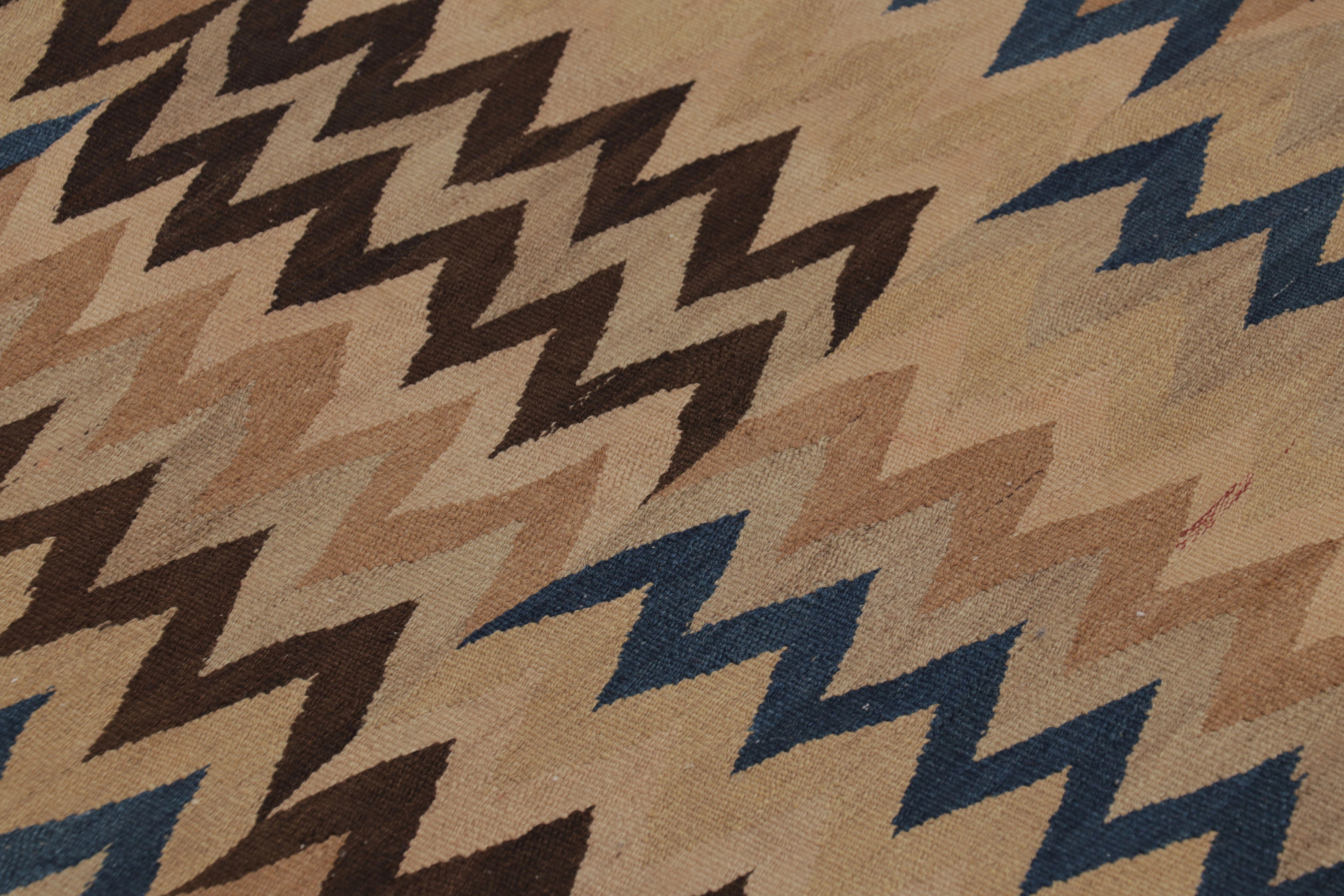 Vintage Persian Kilim Runner, Bold Blue and Beige-Brown Chevrons - Rug & Kilim (Handgewebt) im Angebot