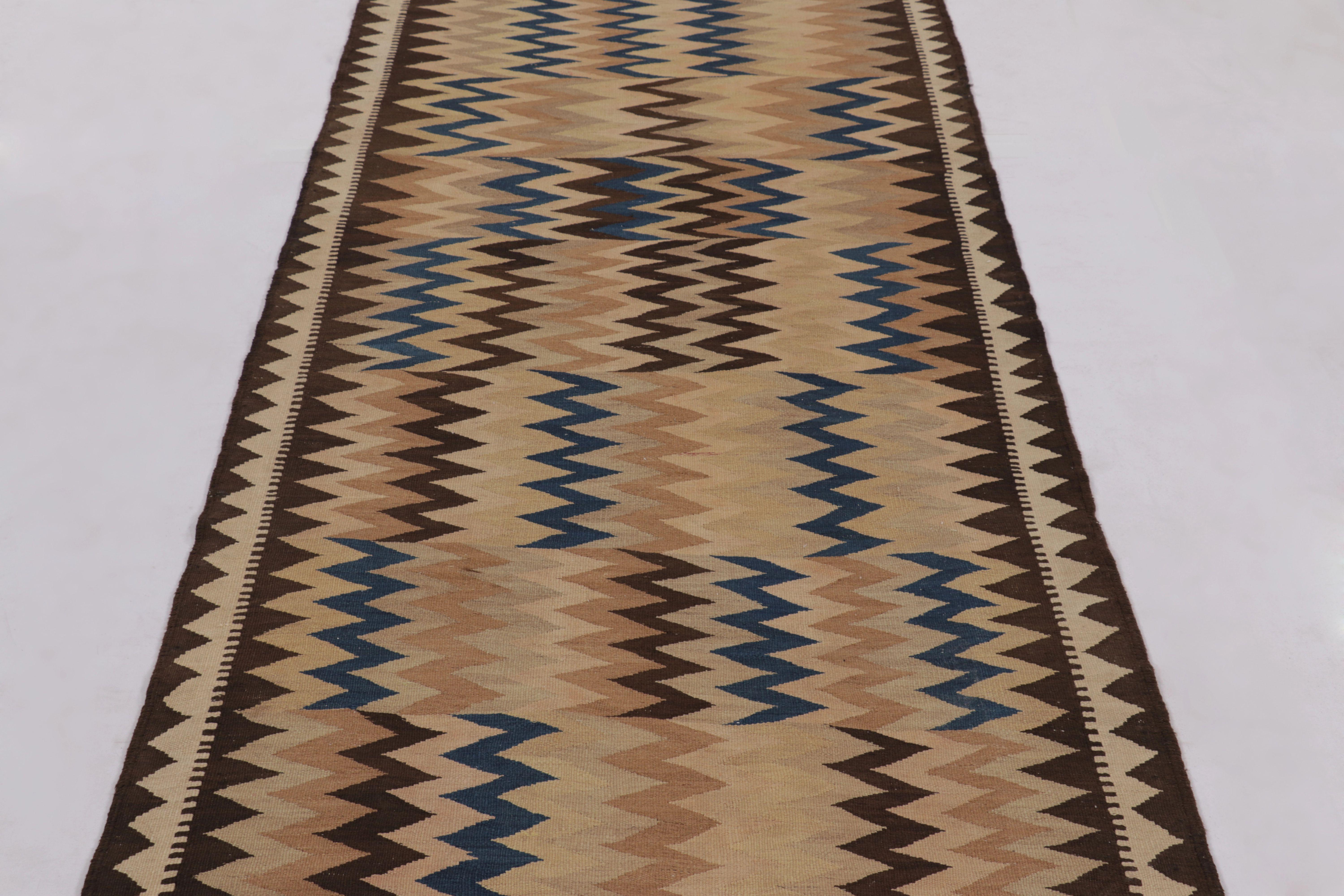 Vintage Persian Kilim Runner, Bold Blue and Beige-Brown Chevrons - Rug & Kilim im Zustand „Gut“ im Angebot in Long Island City, NY