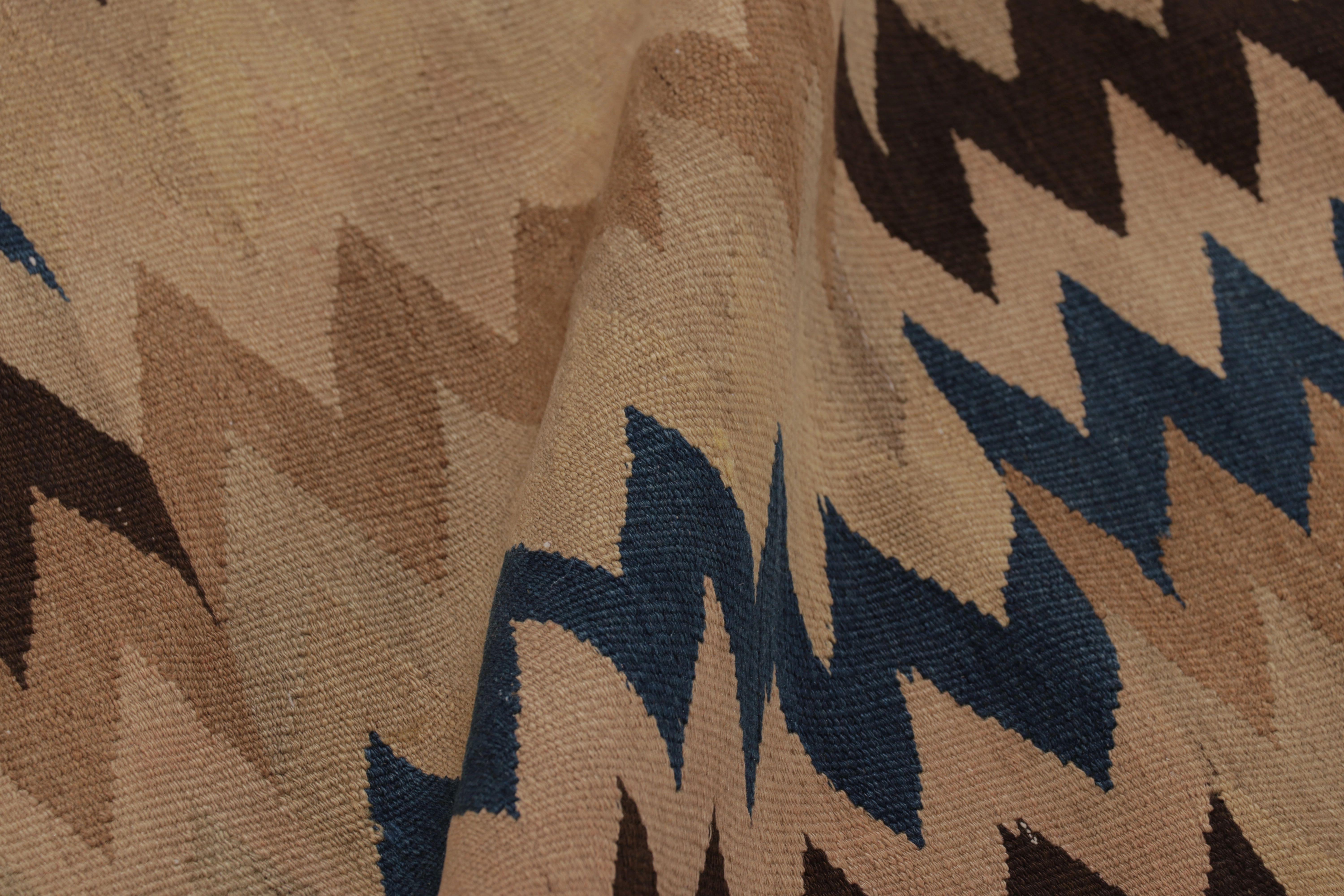 Vintage Persian Kilim Runner, Bold Blue and Beige-Brown Chevrons - Rug & Kilim (Mitte des 20. Jahrhunderts) im Angebot