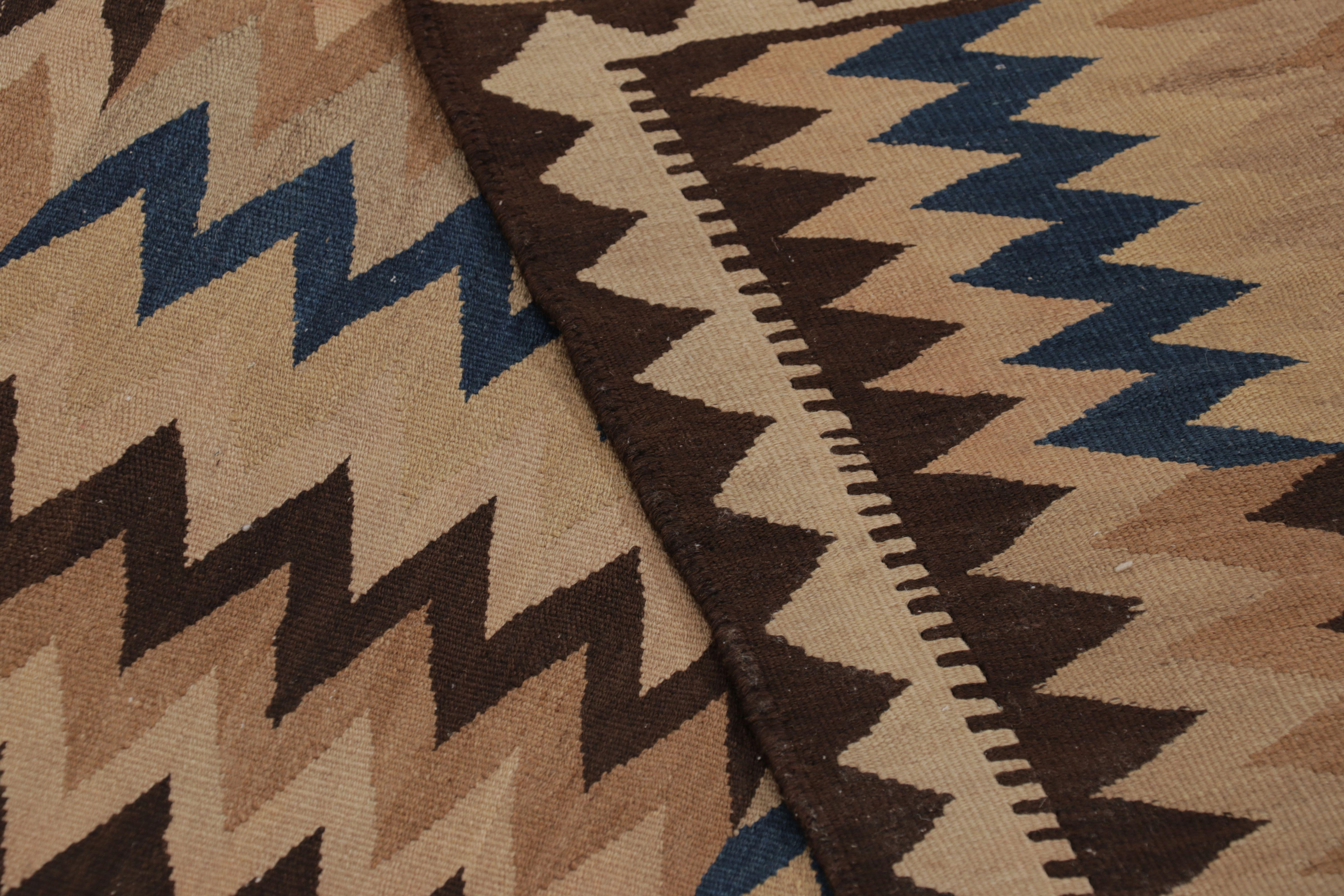 Vintage Persian Kilim Runner, Bold Blue and Beige-Brown Chevrons - Rug & Kilim (Wolle) im Angebot