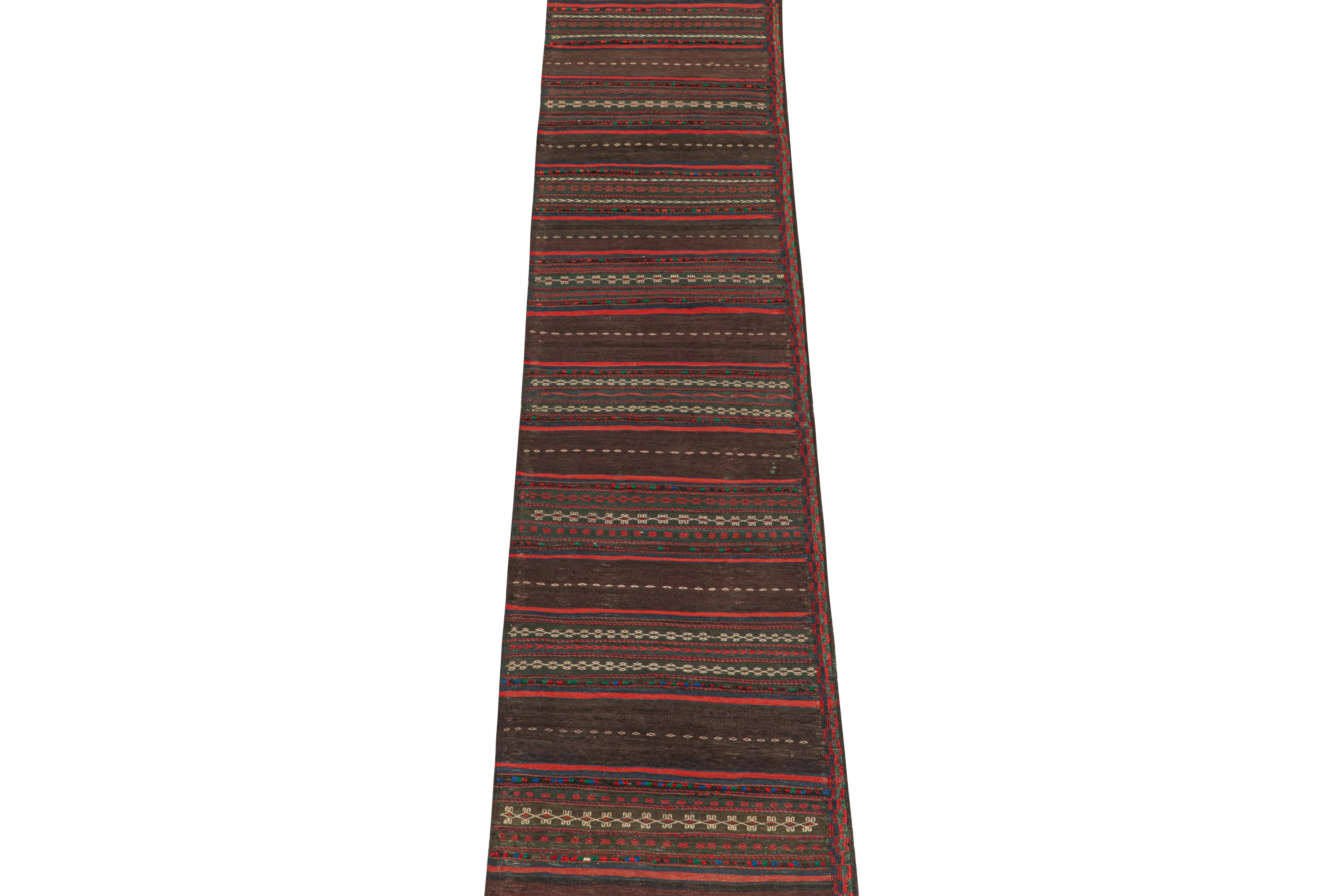 Questo runner kilim persiano vintage 2 x 10 è tessuto a mano in lana e risale al 1950-1960 circa.

Sul design:

Questo disegno è caratterizzato da un profondo viola melanzana con strisce rosse più vivaci e altri colori primari complementari. C'è