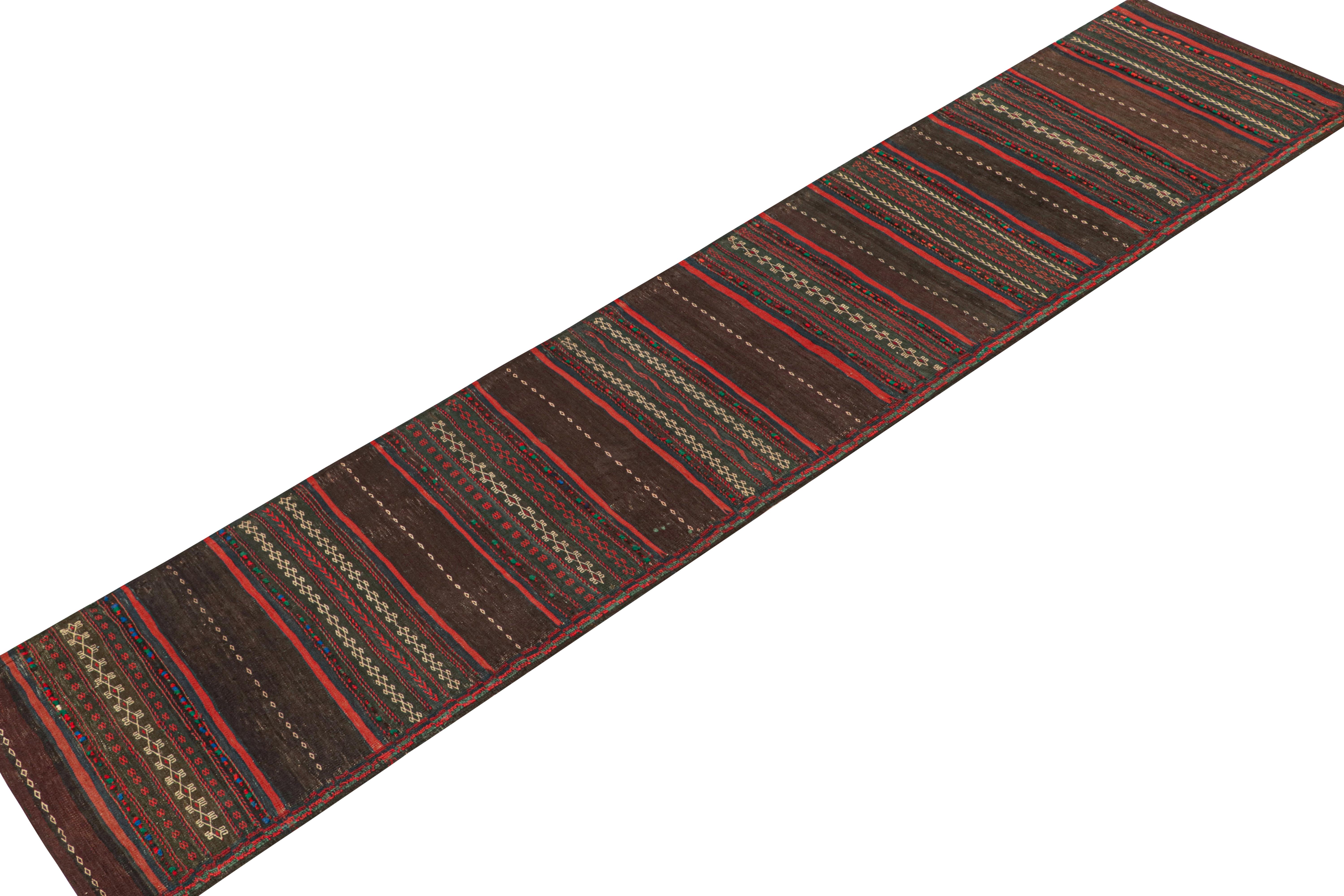 Tribale Runner persiano vintage in melanzana con strisce rosse di Rug & Kilim in vendita
