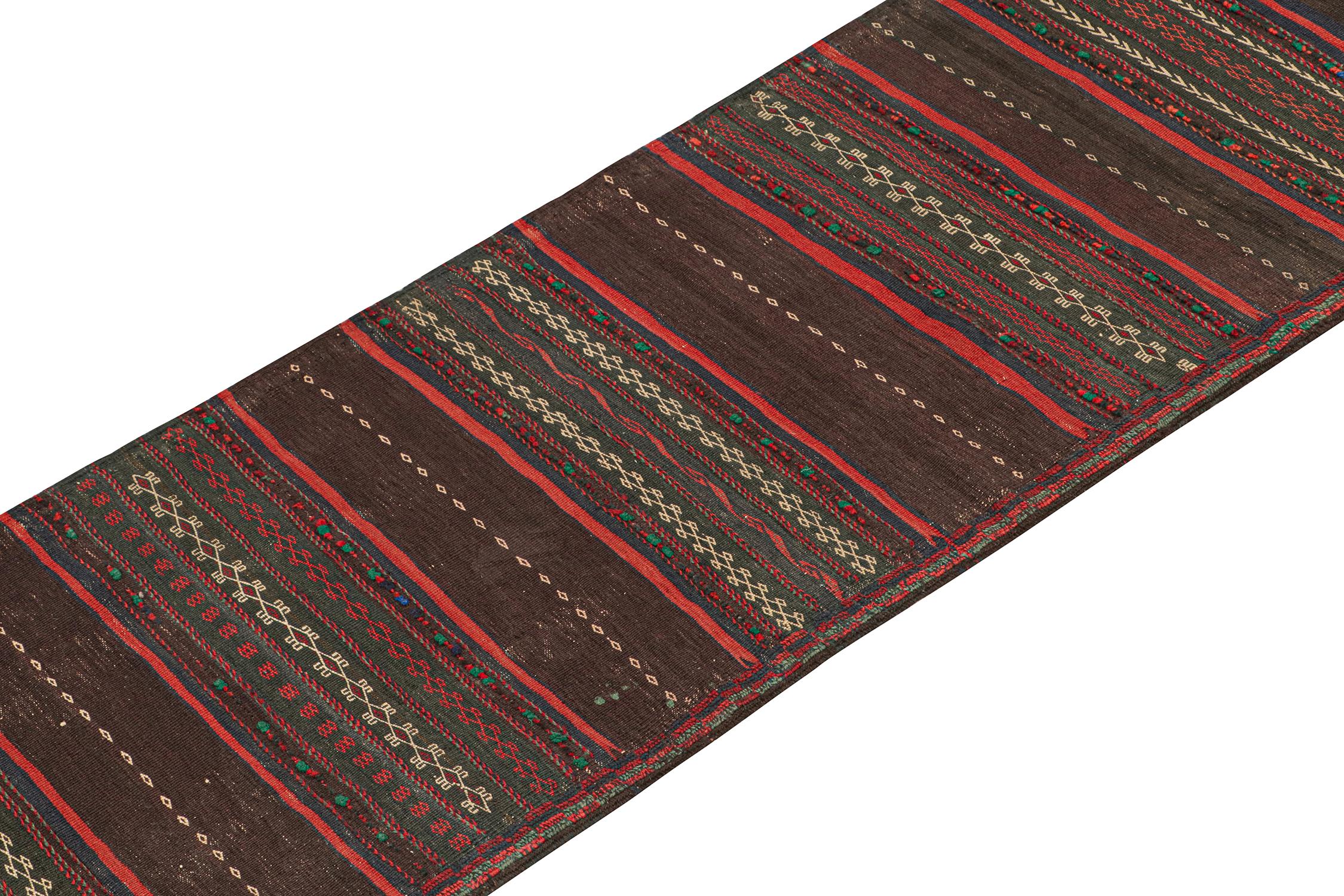 Persiano Runner persiano vintage in melanzana con strisce rosse di Rug & Kilim in vendita