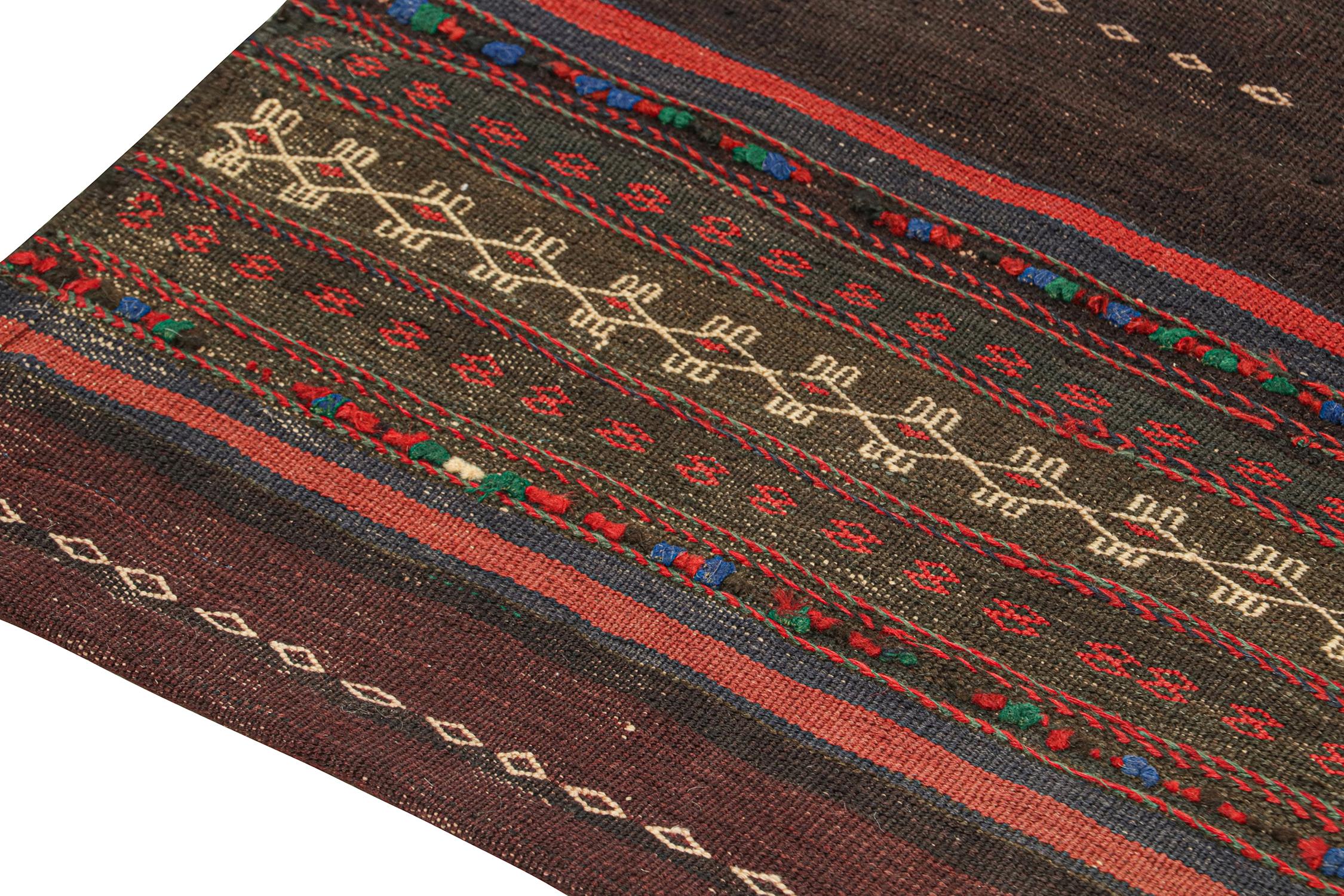 Annodato a mano Runner persiano vintage in melanzana con strisce rosse di Rug & Kilim in vendita
