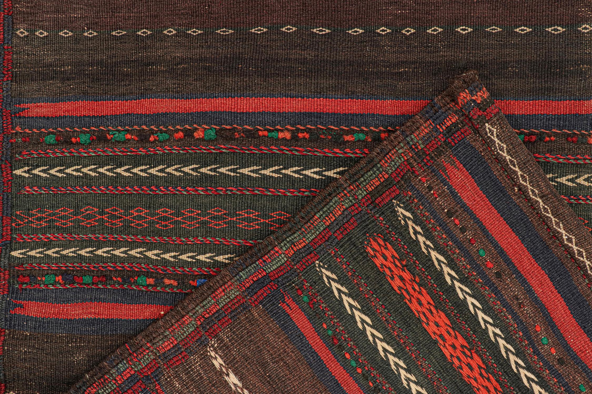 Metà XX secolo Runner persiano vintage in melanzana con strisce rosse di Rug & Kilim in vendita