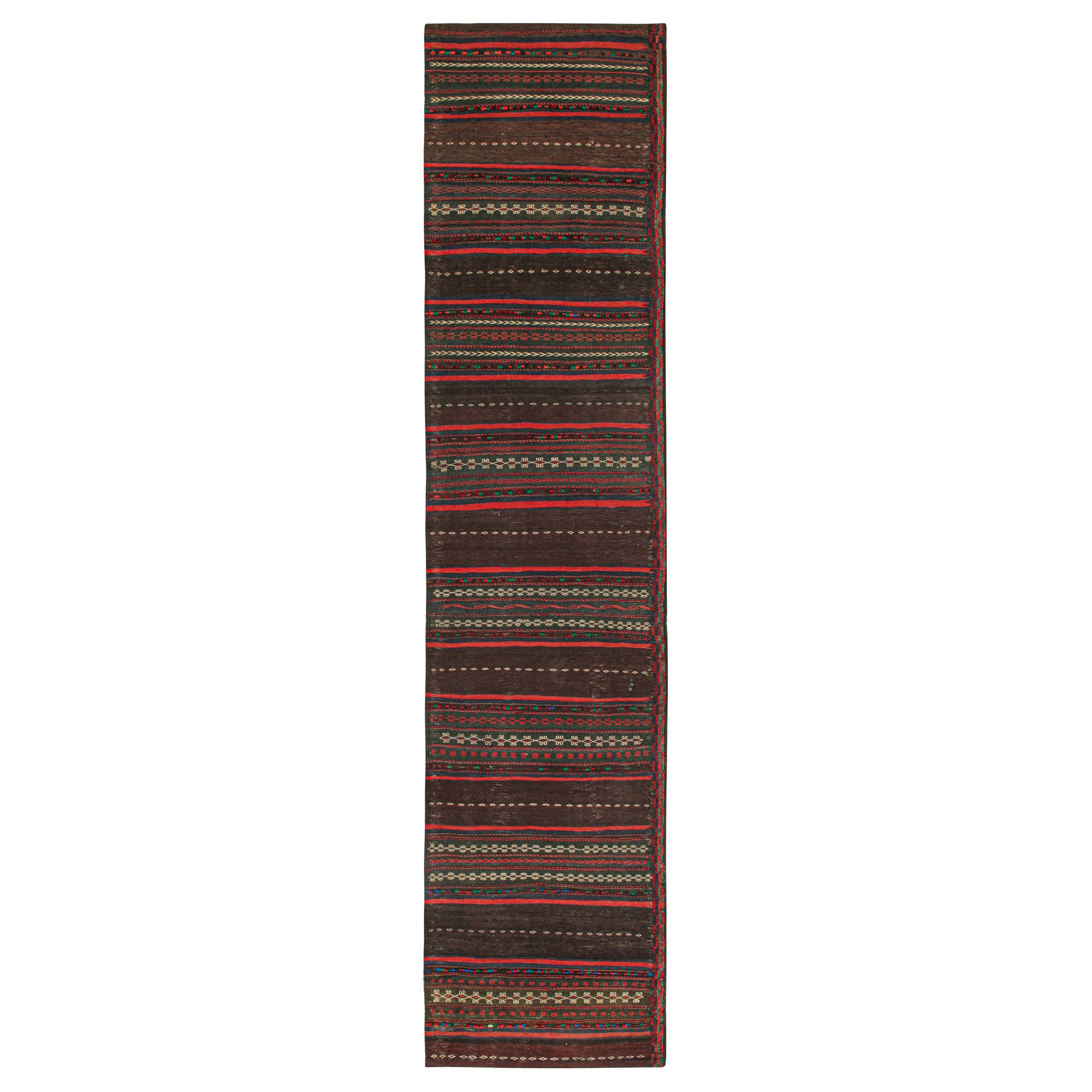 Tapis de couloir Kilim persan vintage en aubergine à rayures rouges par Rug & Kilim