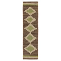 Persischer Vintage-Kelim-Läufer mit beigebraunen und grünen Medaillons von Rug & Kilim