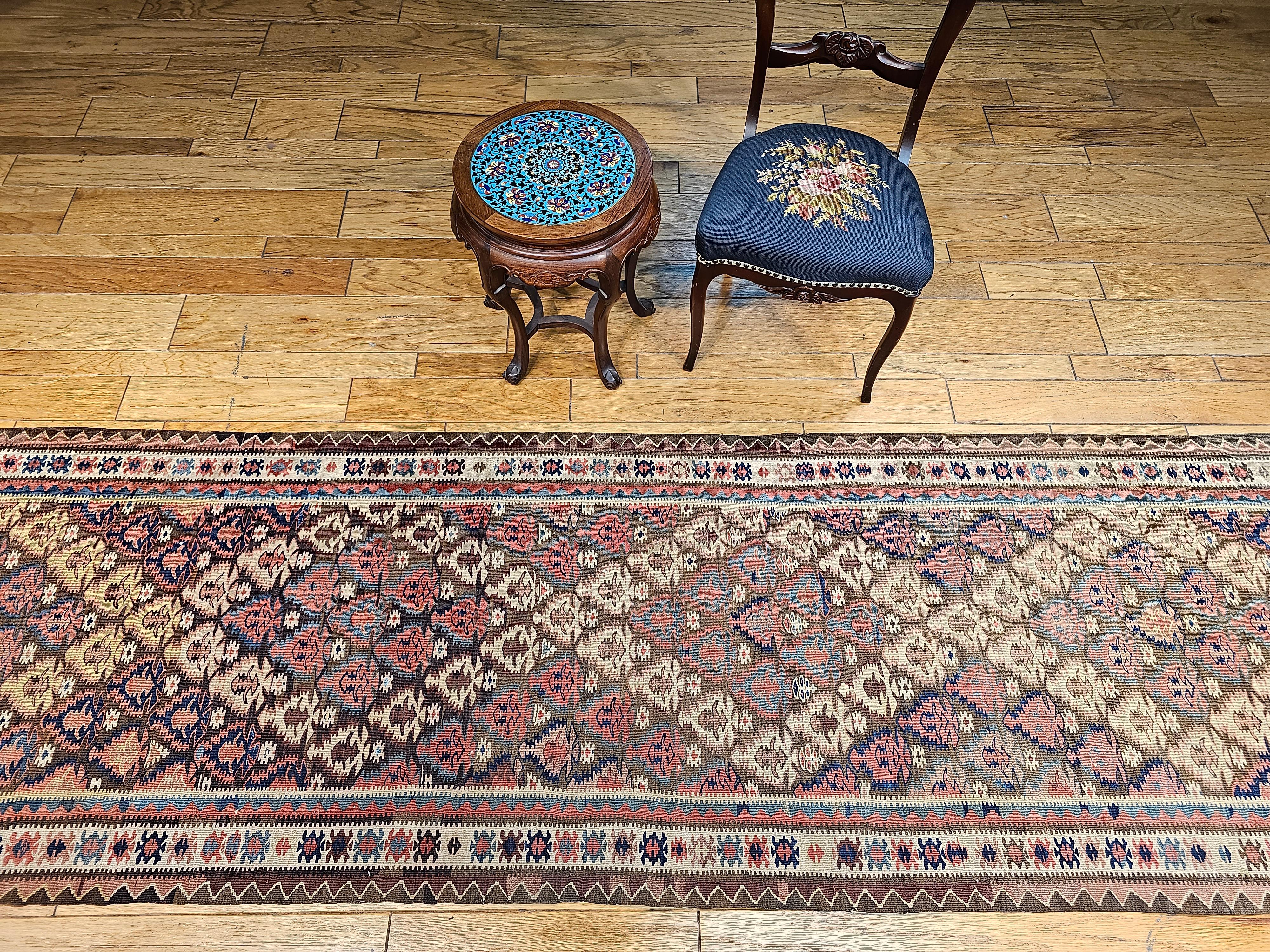 Tapis de course vintage en Kilim persan en bleu, brown, vert, jaune, rose en vente 5