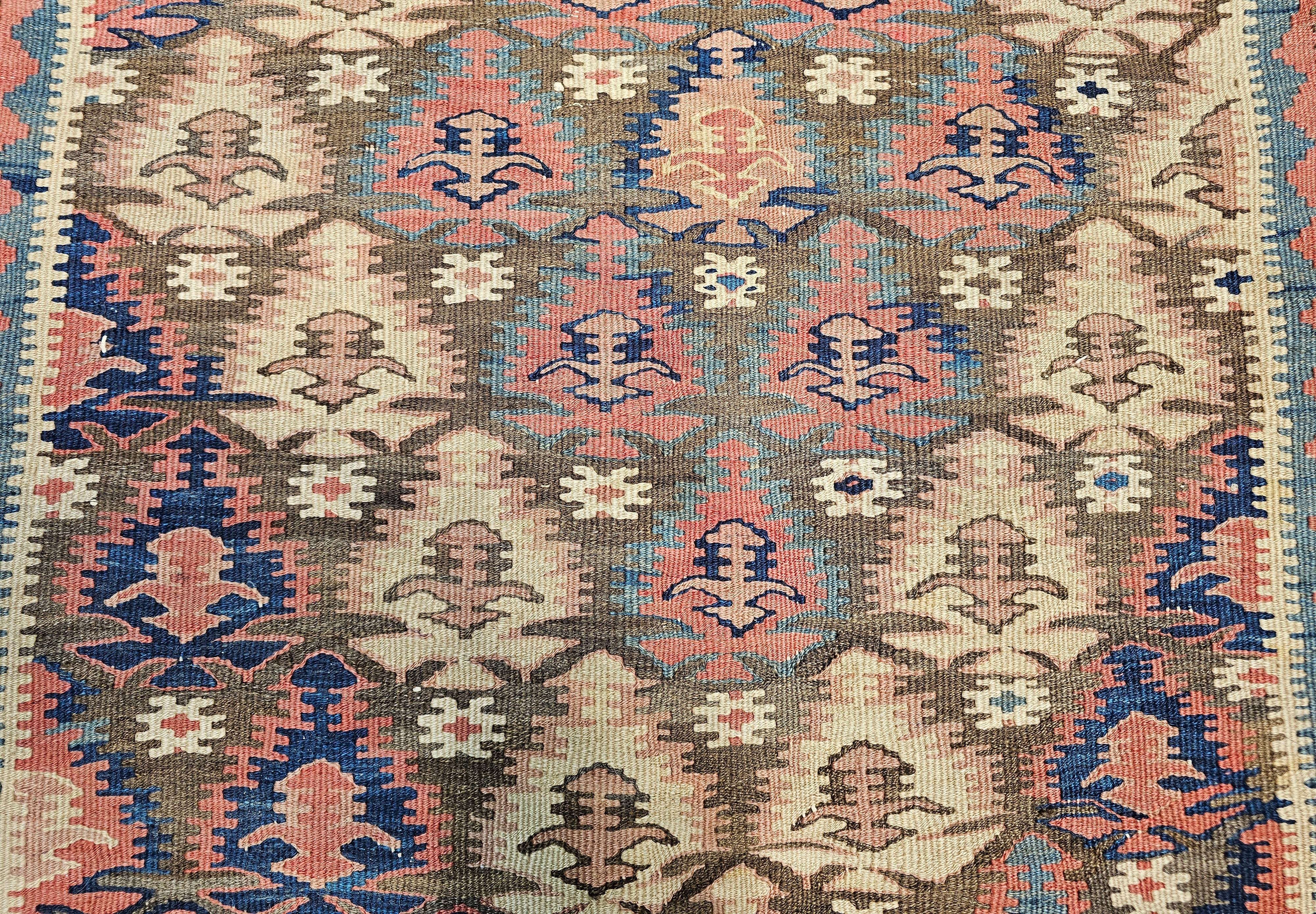 Tapis de course vintage en Kilim persan en bleu, brown, vert, jaune, rose Bon état - En vente à Barrington, IL
