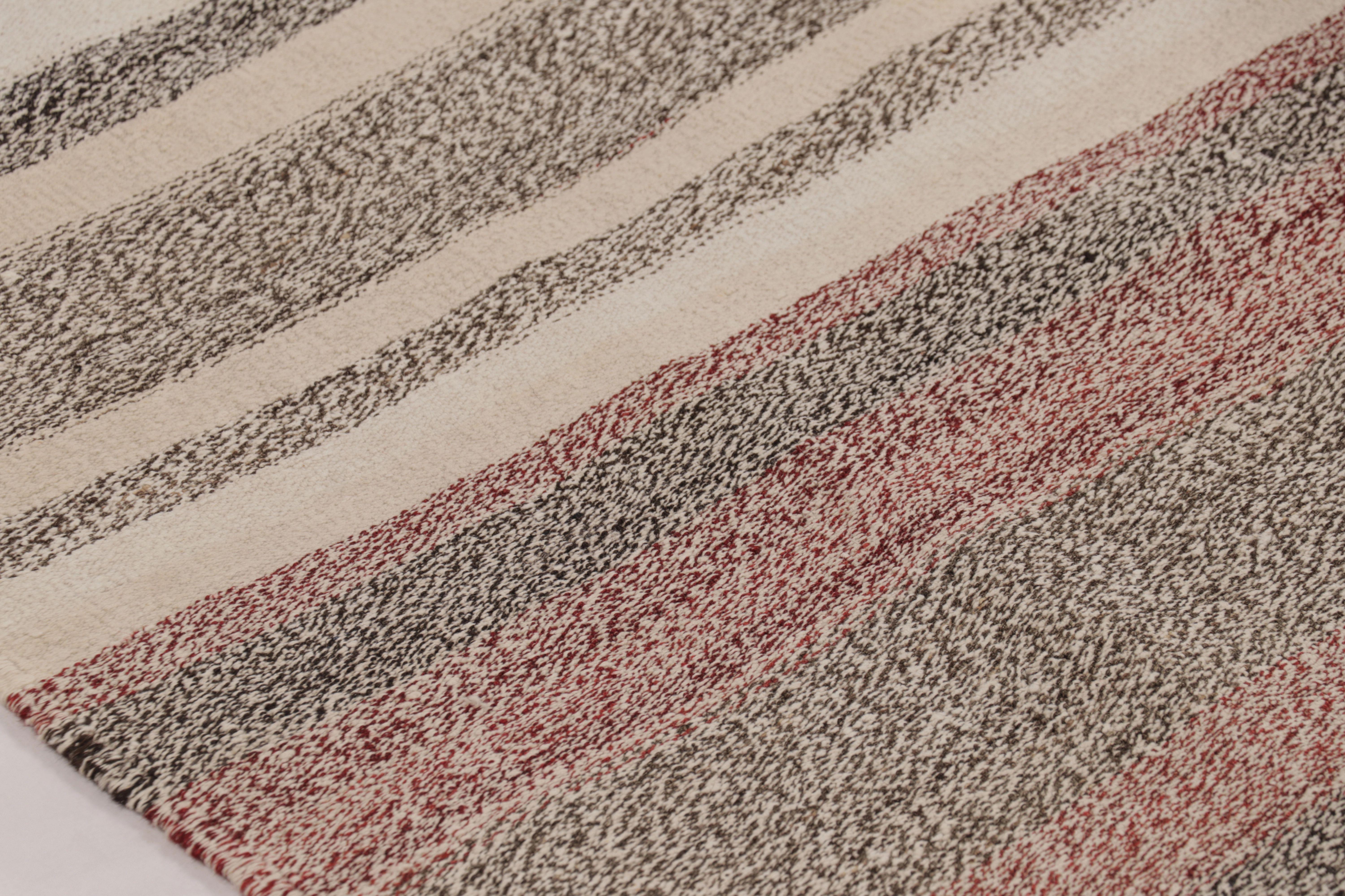 Realizzato con lana tessuta a mano intorno al 1950-1960, questo Kilim vintage a trama piatta 5x10 è un'opera particolarmente serena e ricercata di una nuova ed entusiasmante selezione della collezione di kilim e trame piatte classiche di Rug &